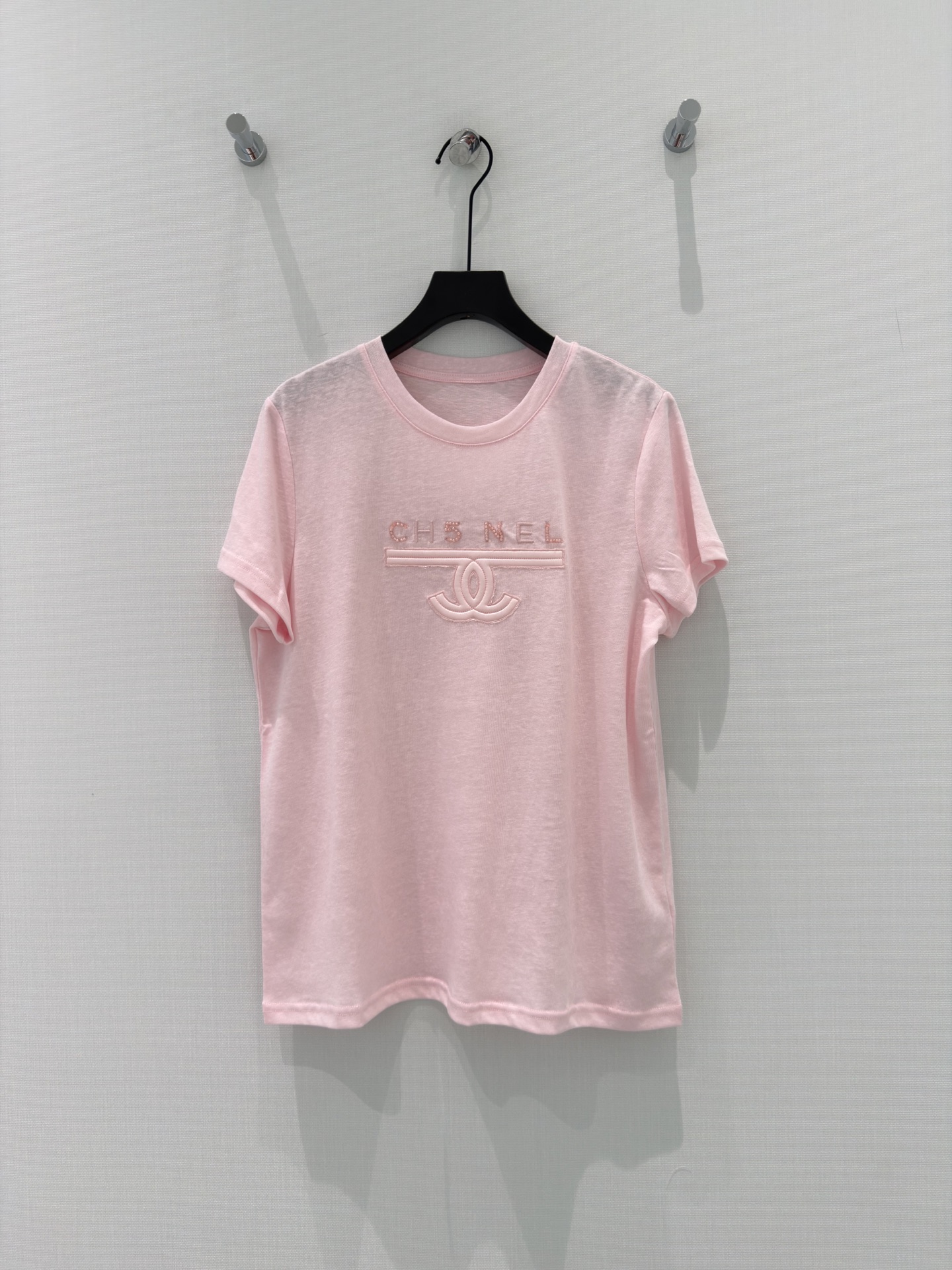 🛒𝐍𝐄𝐖 · 𝟐𝟎𝟐6/爆款现货【春夏上新】 设计师小众｜2026新款订珠刺绣短袖T恤进口断缩丝麻感棉面