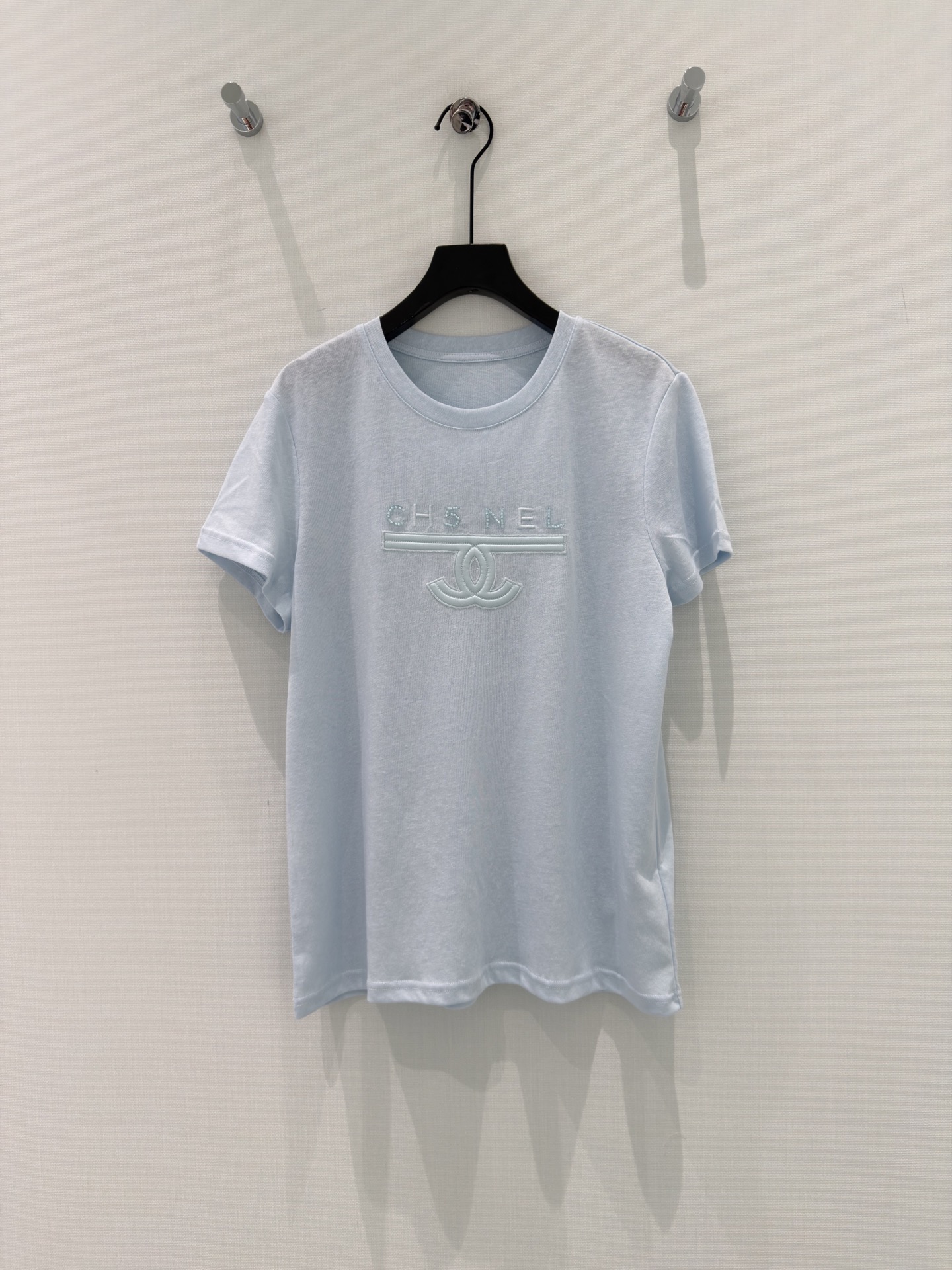 🛒𝐍𝐄𝐖 · 𝟐𝟎𝟐6/爆款现货【春夏上新】 设计师小众｜2026新款订珠刺绣短袖T恤进口断缩丝麻感棉面