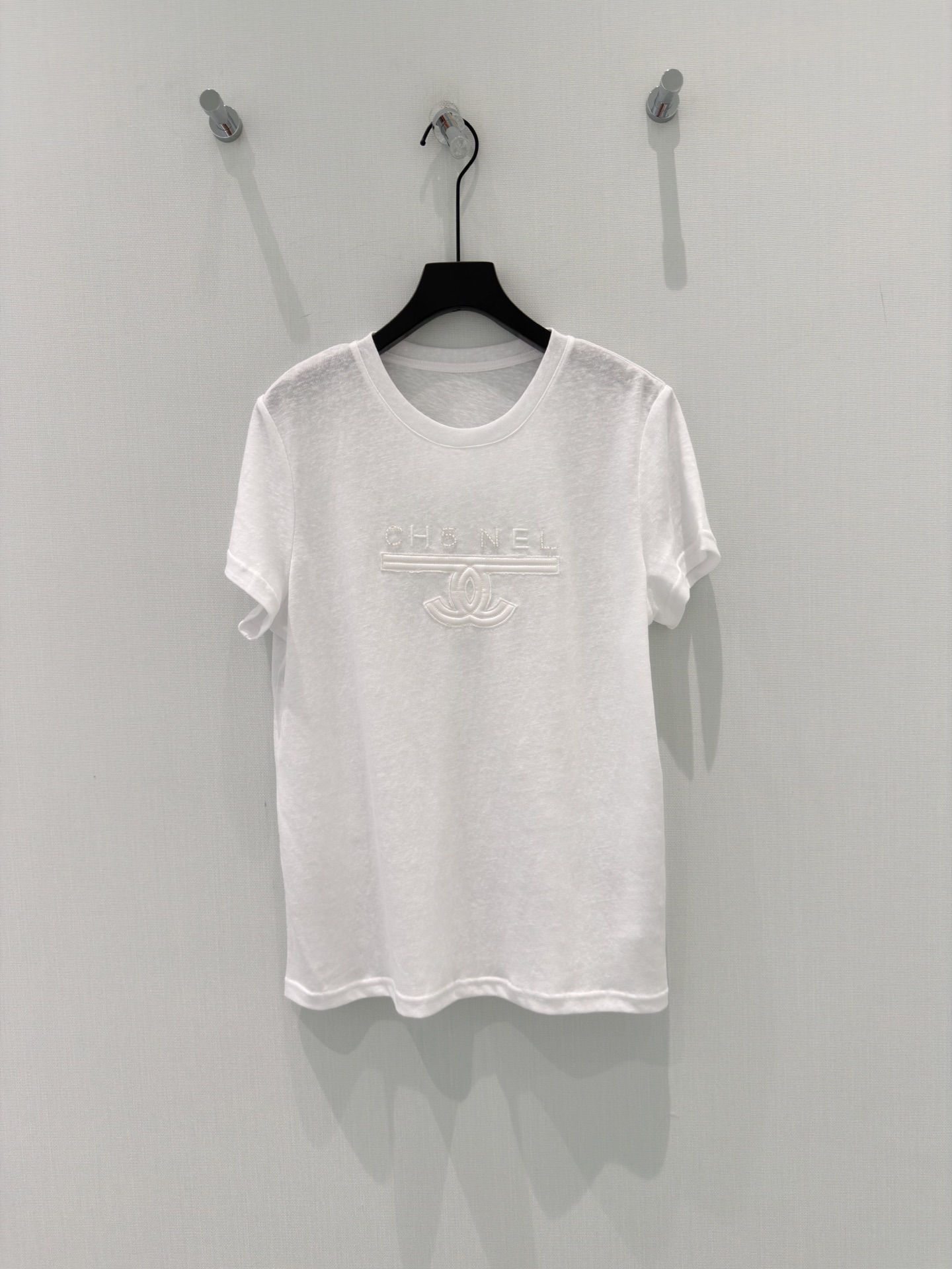 🛒𝐍𝐄𝐖 · 𝟐𝟎𝟐6/爆款现货【春夏上新】 设计师小众｜2026新款订珠刺绣短袖T恤进口断缩丝麻感棉面