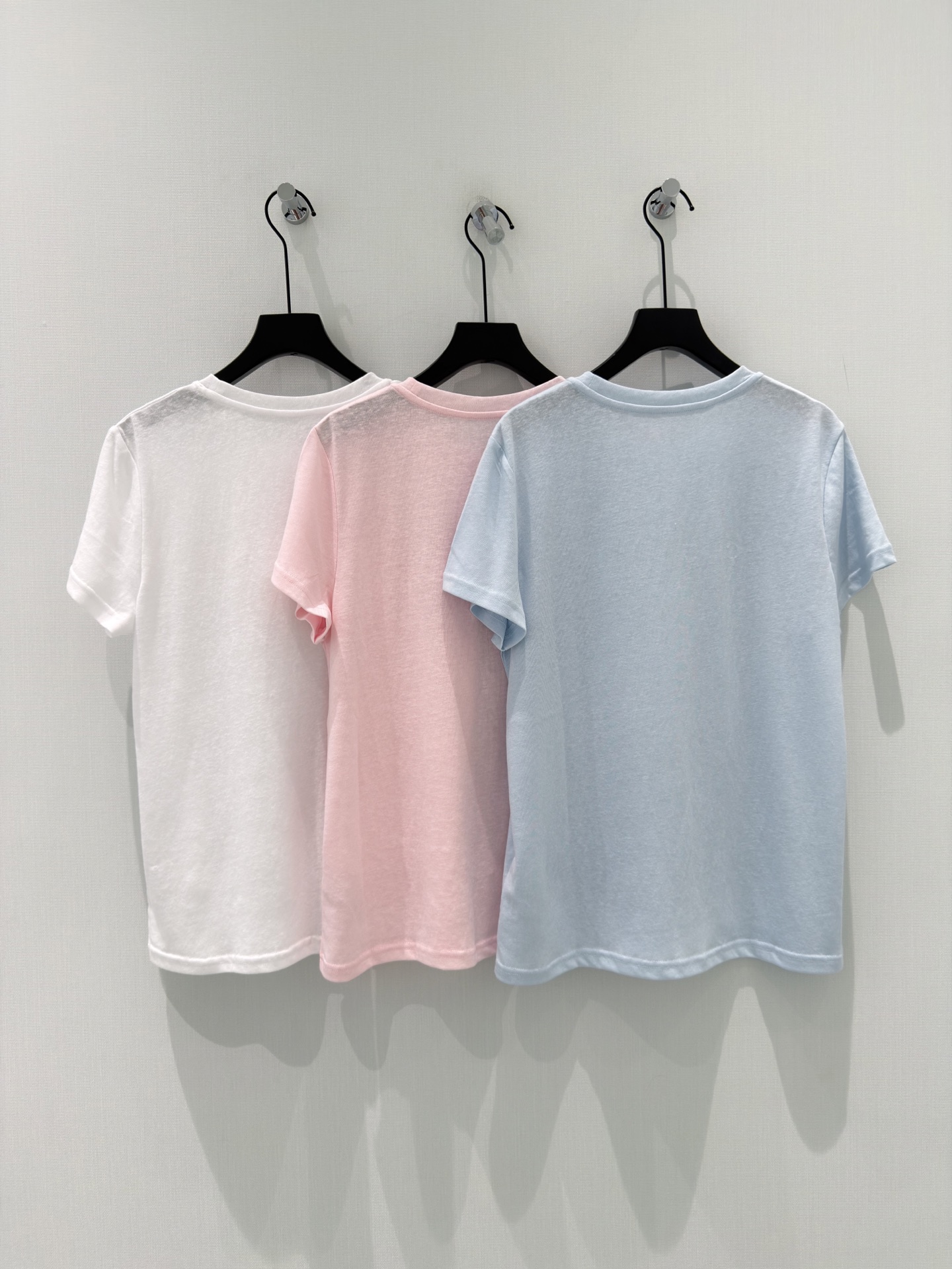 🛒𝐍𝐄𝐖 · 𝟐𝟎𝟐6/爆款现货【春夏上新】 设计师小众｜2026新款订珠刺绣短袖T恤进口断缩丝麻感棉面