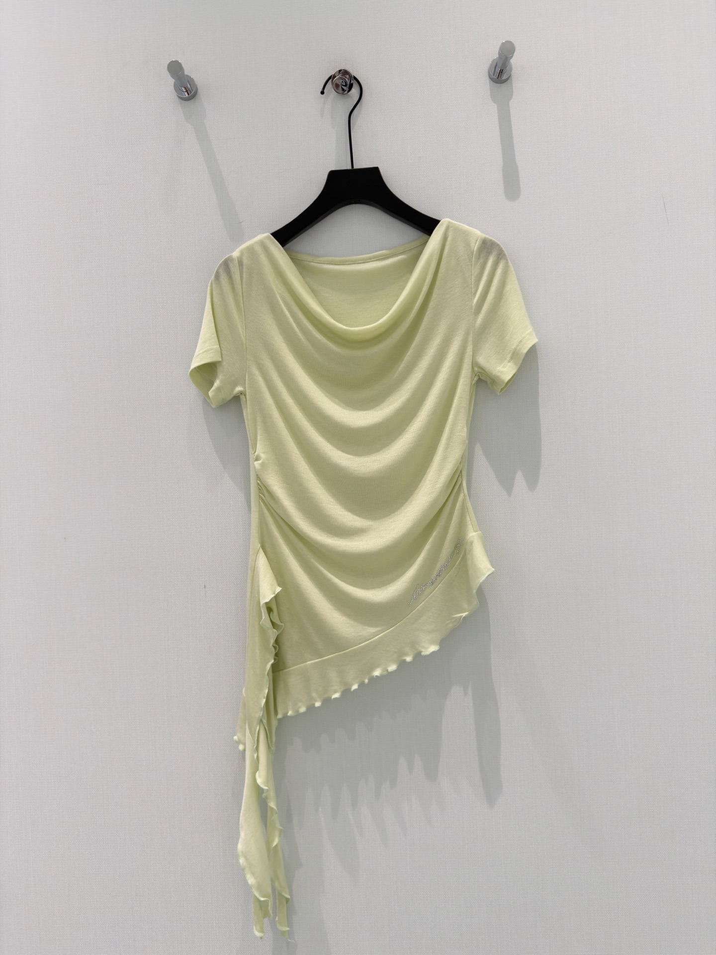 🛒𝐍𝐄𝐖 · 𝟐𝟎𝟐6/爆款现货【春夏上新】 设计师小众｜2026新款不规则烫钻短袖T恤来赛尔羊毛面料，