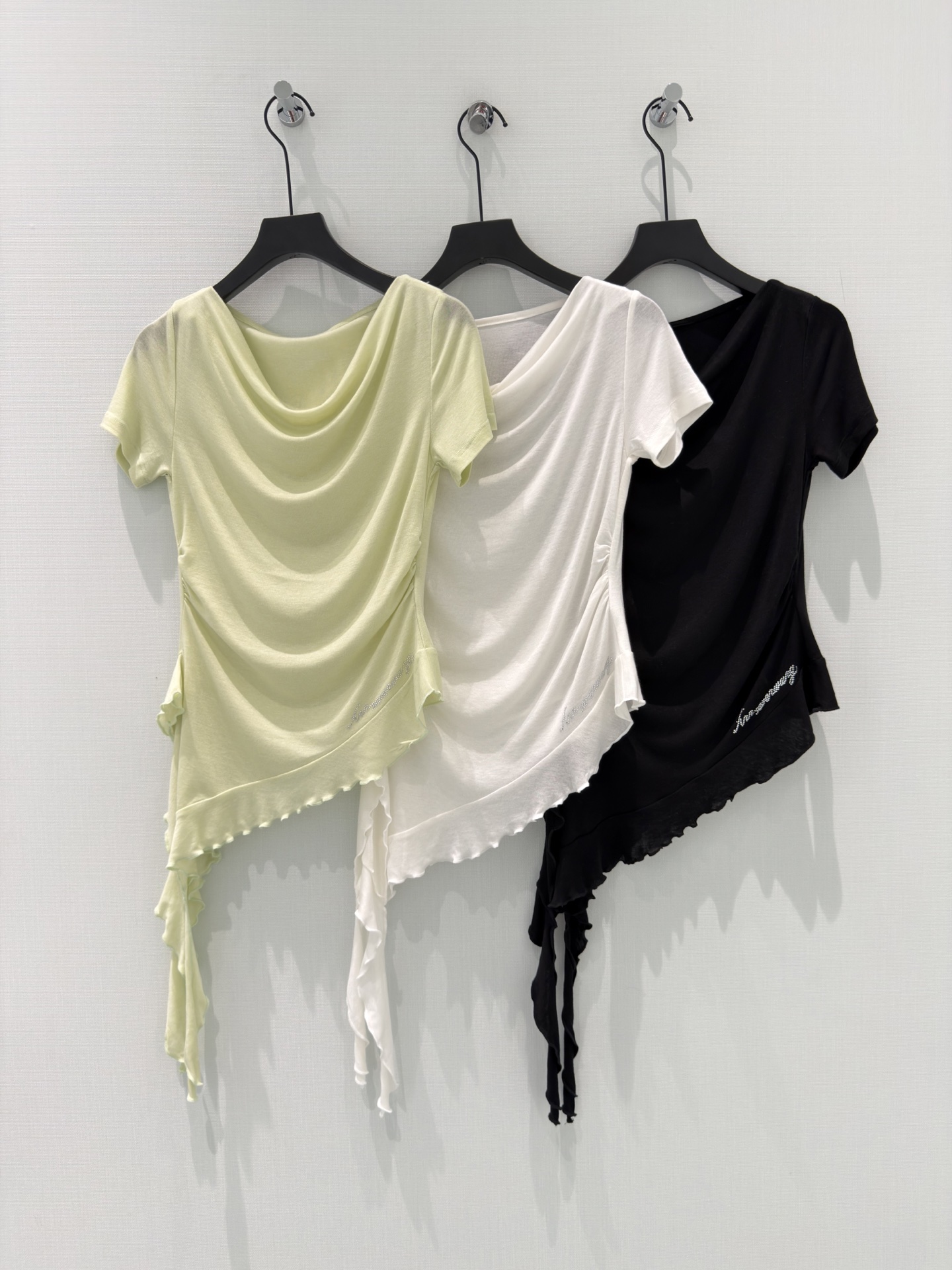 🛒𝐍𝐄𝐖 · 𝟐𝟎𝟐6/爆款现货【春夏上新】 设计师小众｜2026新款不规则烫钻短袖T恤来赛尔羊毛面料，