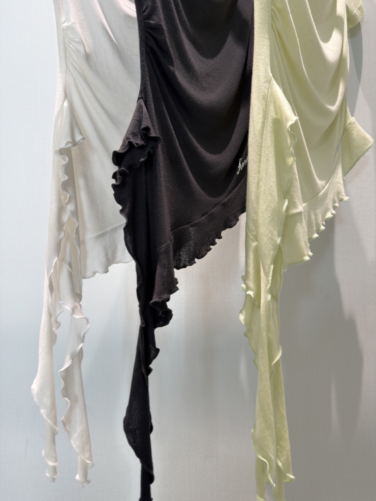 🛒𝐍𝐄𝐖 · 𝟐𝟎𝟐6/爆款现货【春夏上新】 设计师小众｜2026新款不规则烫钻短袖T恤来赛尔羊毛面料，