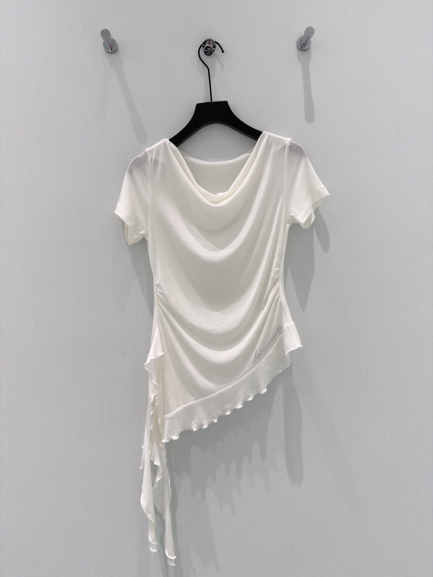 🛒𝐍𝐄𝐖 · 𝟐𝟎𝟐6/爆款现货【春夏上新】 设计师小众｜2026新款不规则烫钻短袖T恤来赛尔羊毛面料，