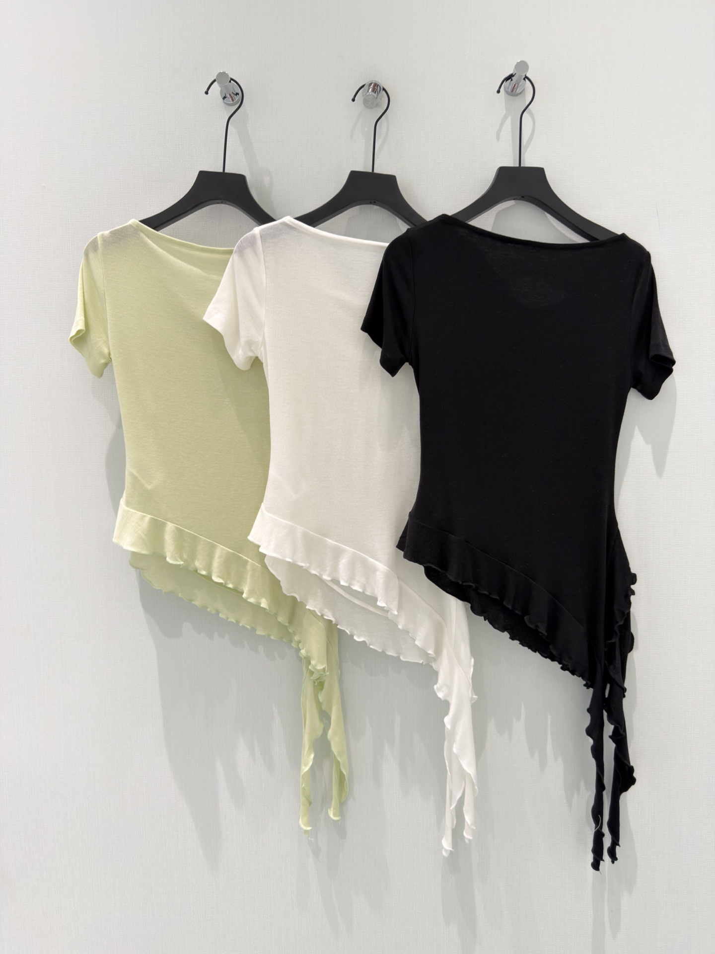 🛒𝐍𝐄𝐖 · 𝟐𝟎𝟐6/爆款现货【春夏上新】 设计师小众｜2026新款不规则烫钻短袖T恤来赛尔羊毛面料，