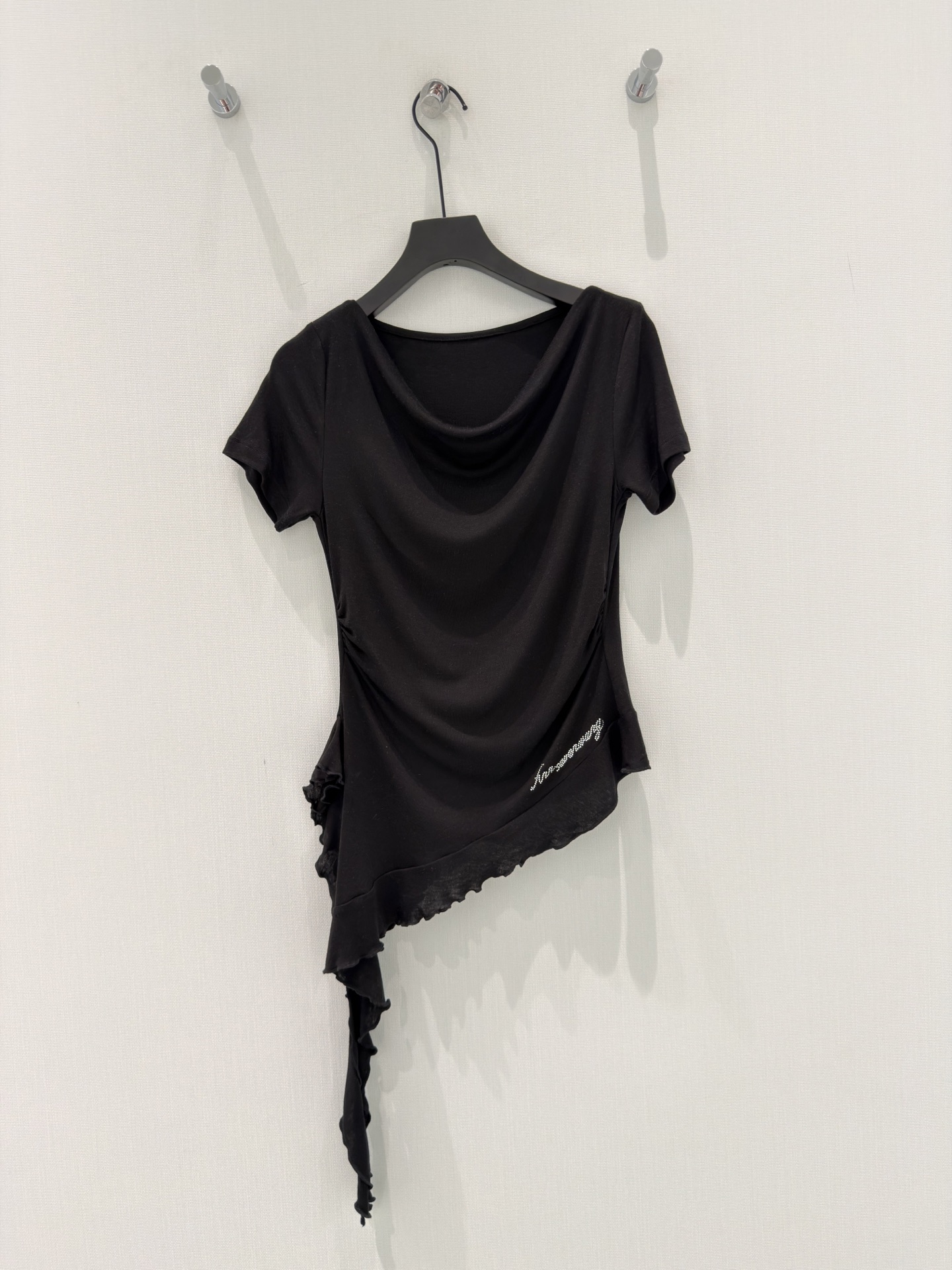 🛒𝐍𝐄𝐖 · 𝟐𝟎𝟐6/爆款现货【春夏上新】 设计师小众｜2026新款不规则烫钻短袖T恤来赛尔羊毛面料，