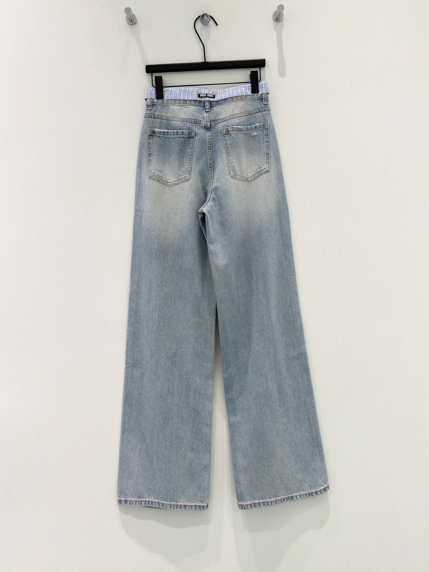 🛒𝐍𝐄𝐖 · 𝟐𝟎𝟐6/爆款现货原创 设计师｜条纹拼接破洞牛仔裤采用高端定制面料，牛仔穿起来非常舒适，常