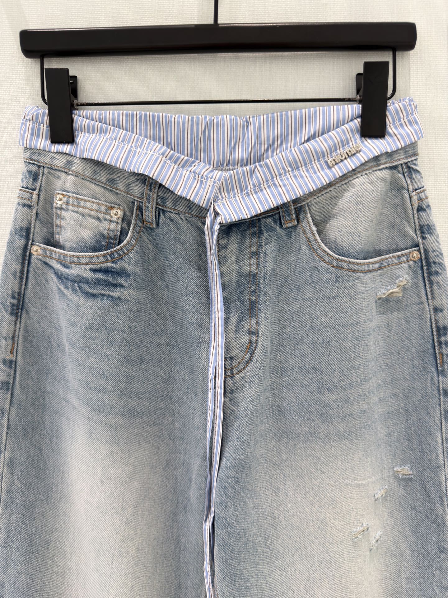 🛒𝐍𝐄𝐖 · 𝟐𝟎𝟐6/爆款现货原创 设计师｜条纹拼接破洞牛仔裤采用高端定制面料，牛仔穿起来非常舒适，常