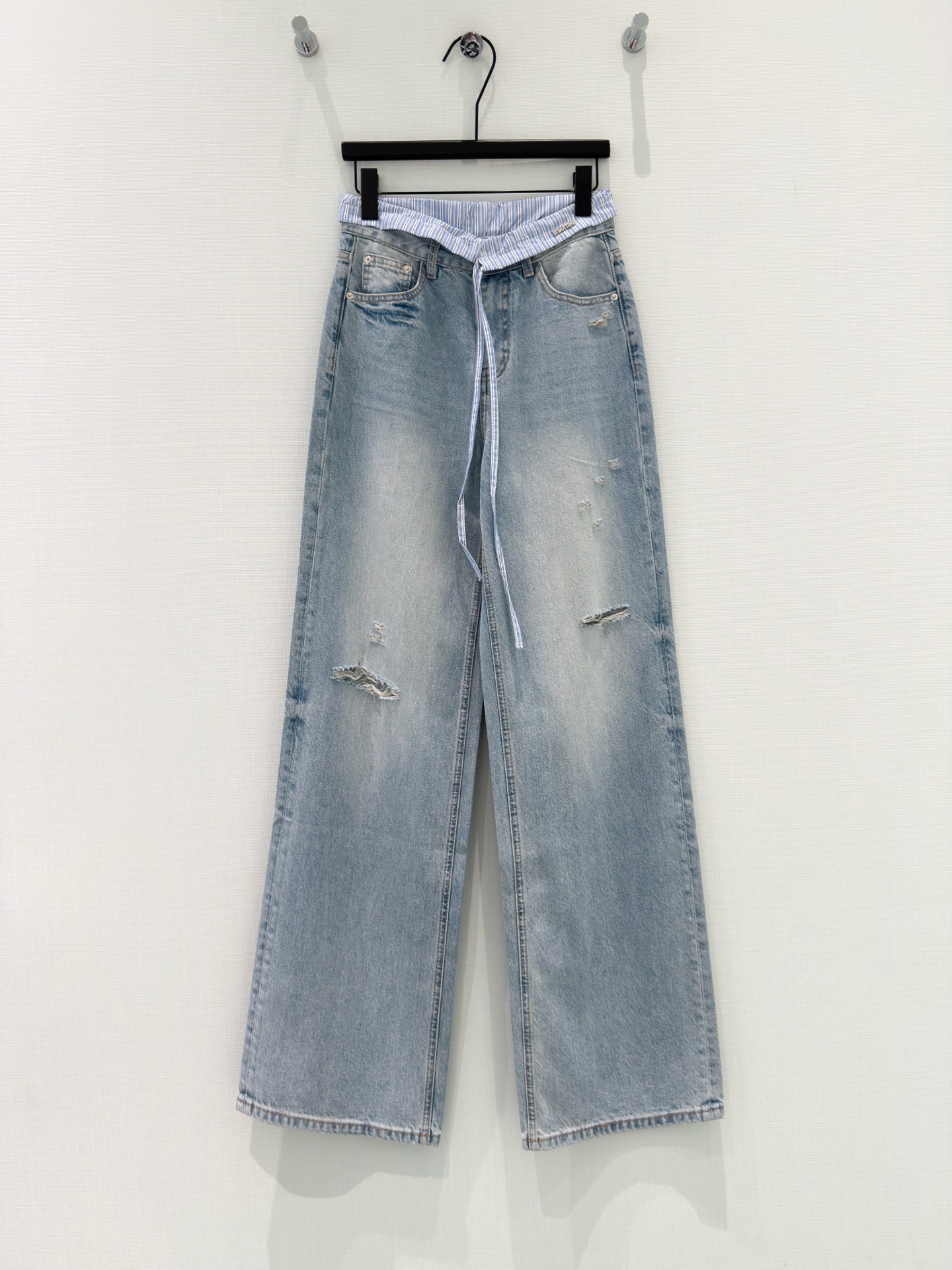 🛒𝐍𝐄𝐖 · 𝟐𝟎𝟐6/爆款现货原创 设计师｜条纹拼接破洞牛仔裤采用高端定制面料，牛仔穿起来非常舒适，常