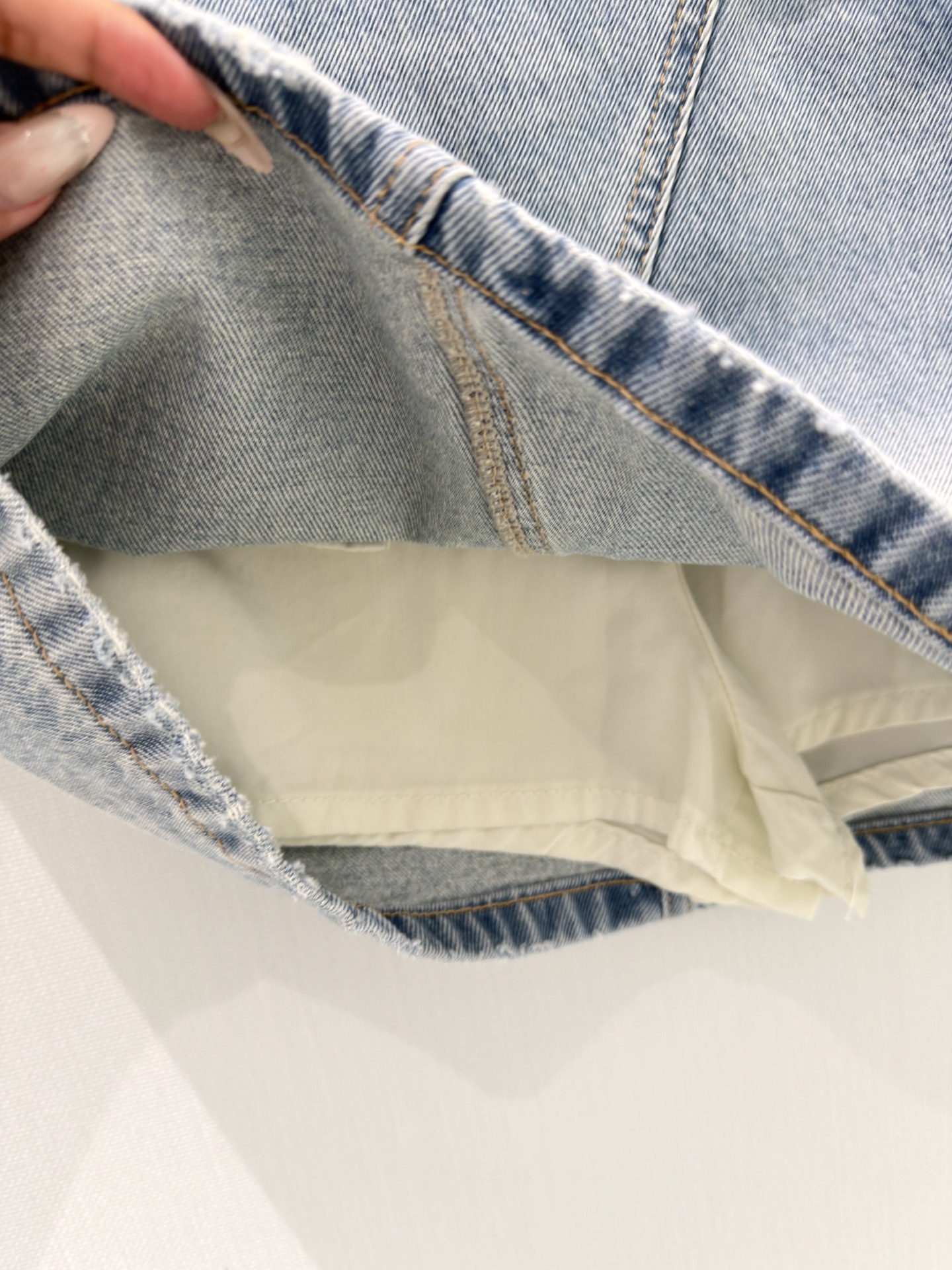 🛒𝐍𝐄𝐖 · 𝟐𝟎𝟐6/爆款现货原创 设计师｜26新款斜扣烫钻牛仔裤裙色系搭配非常好看，瘦身设计，版型上