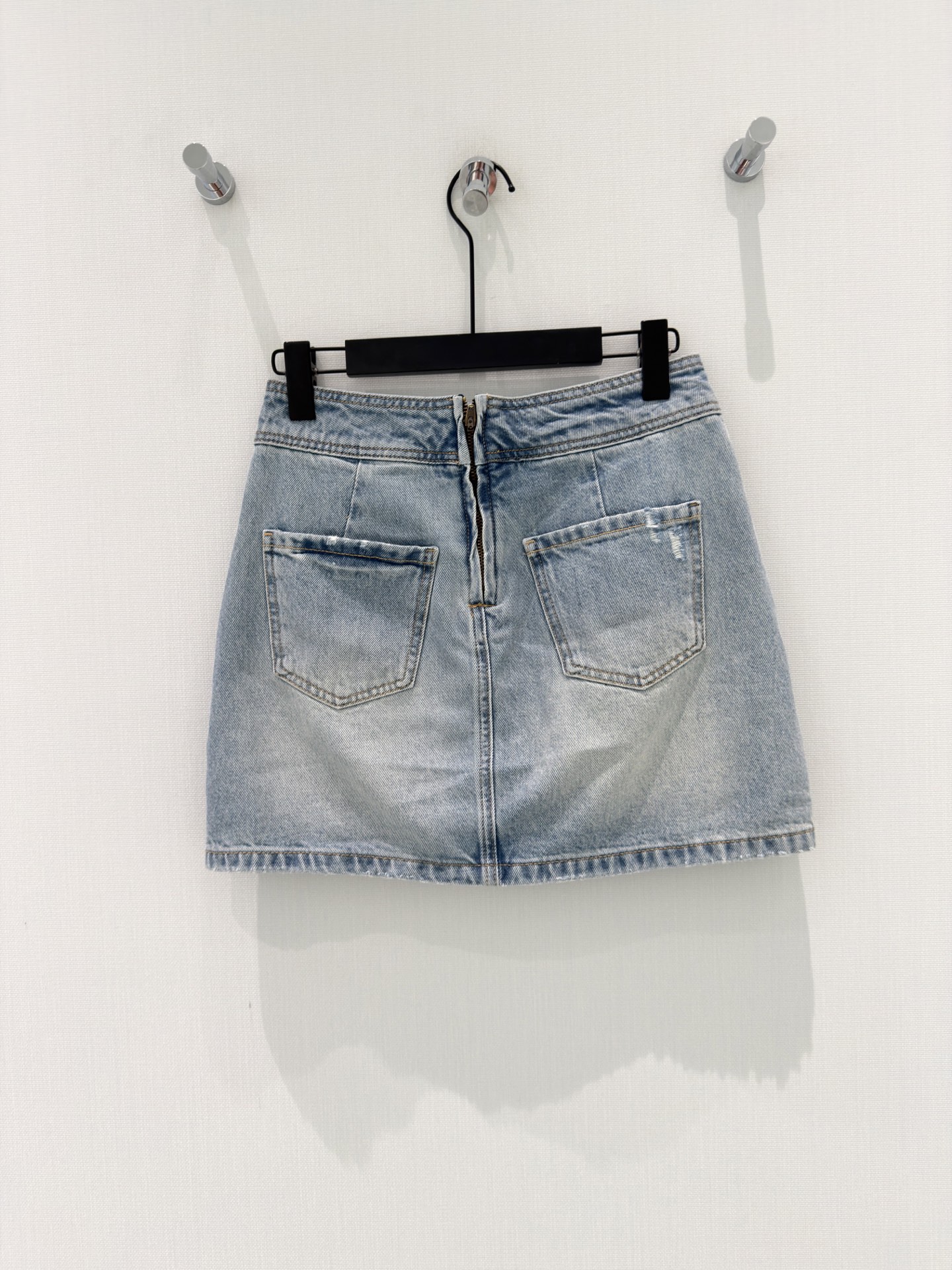 🛒𝐍𝐄𝐖 · 𝟐𝟎𝟐6/爆款现货原创 设计师｜26新款斜扣烫钻牛仔裤裙色系搭配非常好看，瘦身设计，版型上