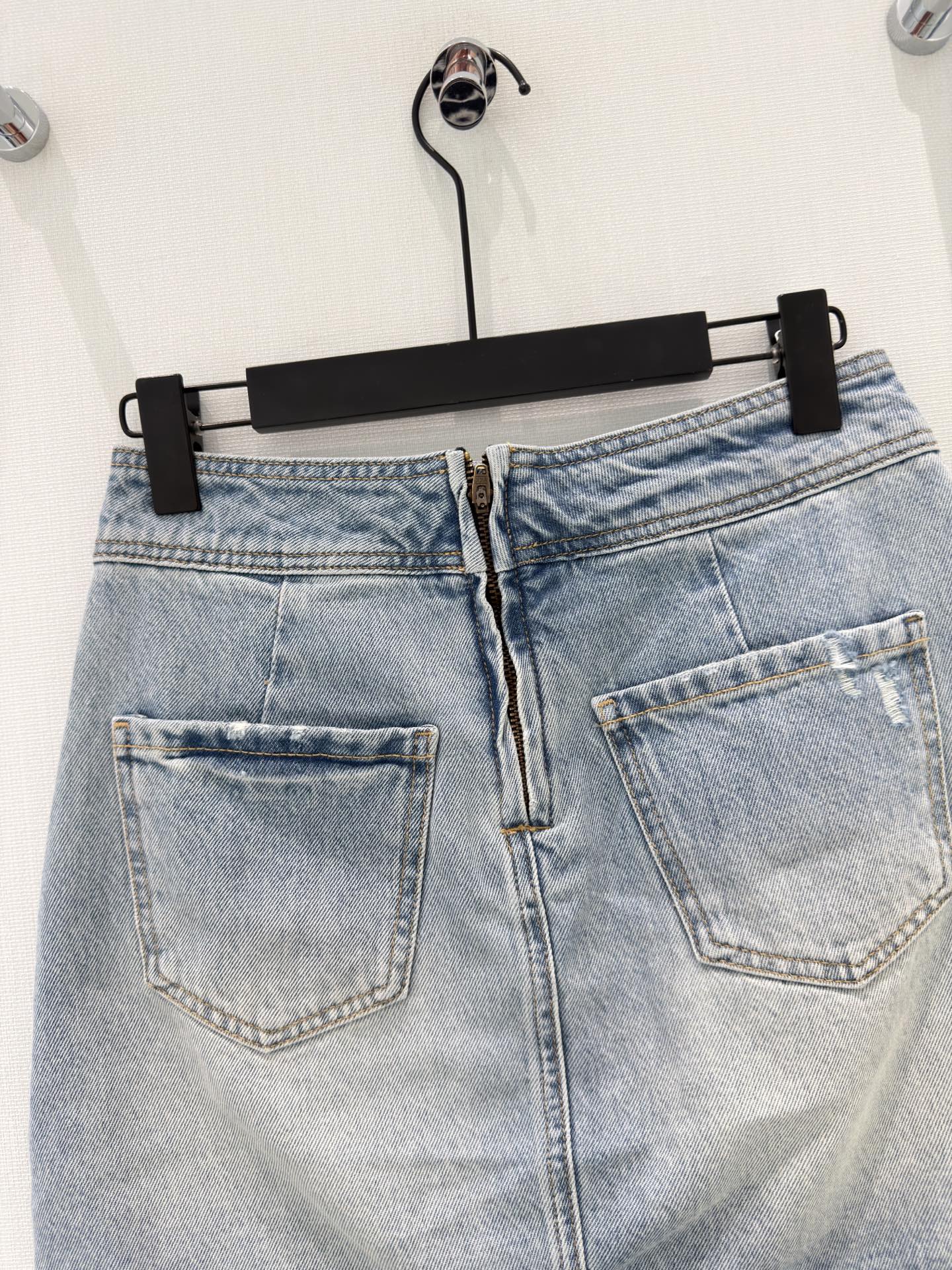 🛒𝐍𝐄𝐖 · 𝟐𝟎𝟐6/爆款现货原创 设计师｜26新款斜扣烫钻牛仔裤裙色系搭配非常好看，瘦身设计，版型上