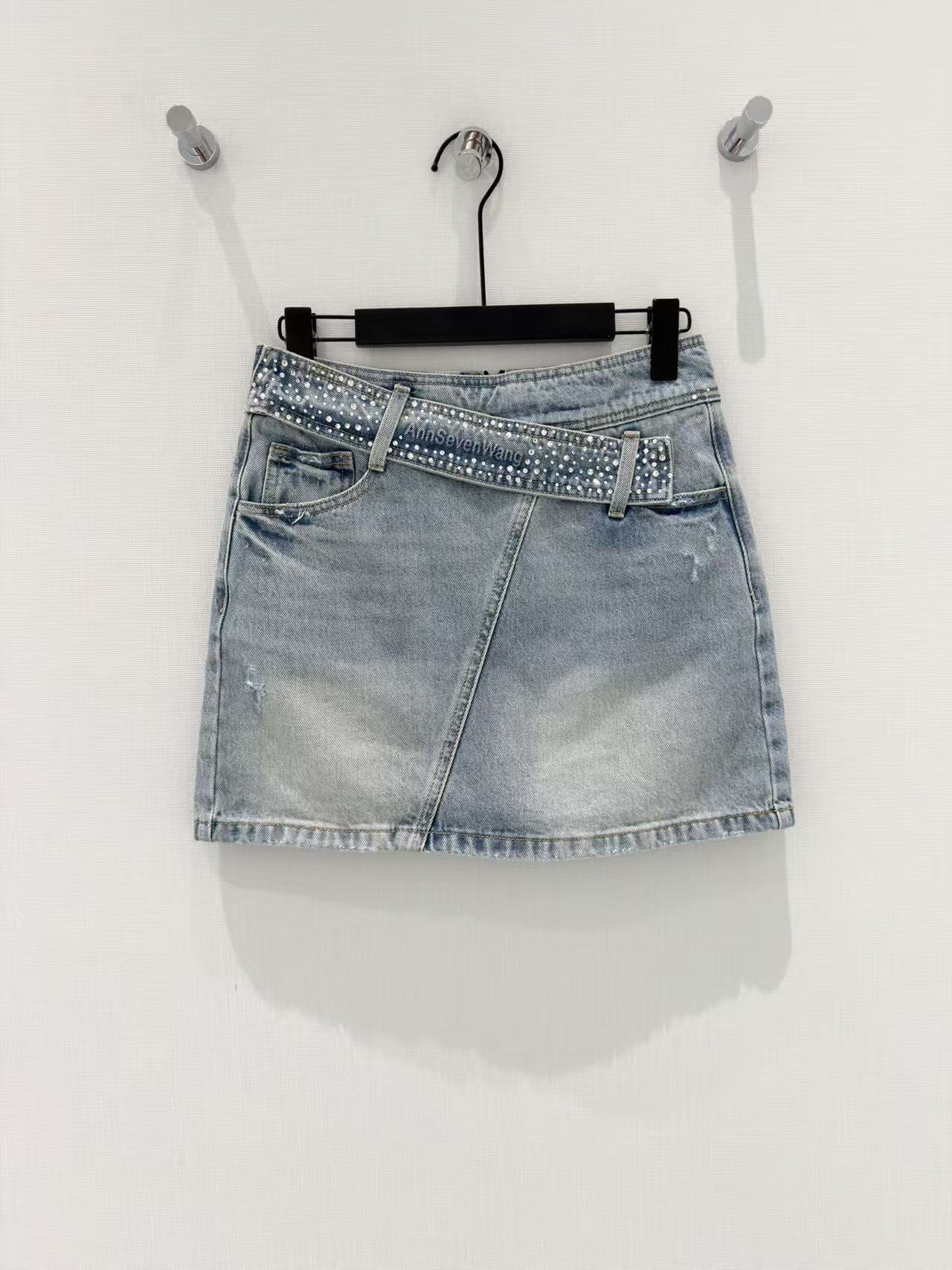 🛒𝐍𝐄𝐖 · 𝟐𝟎𝟐6/爆款现货原创 设计师｜26新款斜扣烫钻牛仔裤裙色系搭配非常好看，瘦身设计，版型上