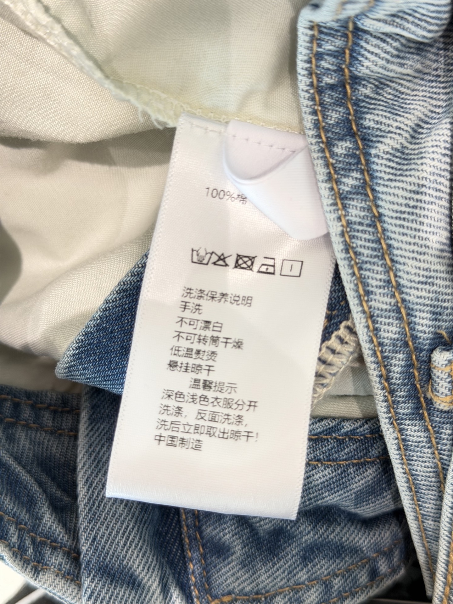 🛒𝐍𝐄𝐖 · 𝟐𝟎𝟐6/爆款现货原创 设计师｜26新款斜扣烫钻牛仔裤裙色系搭配非常好看，瘦身设计，版型上