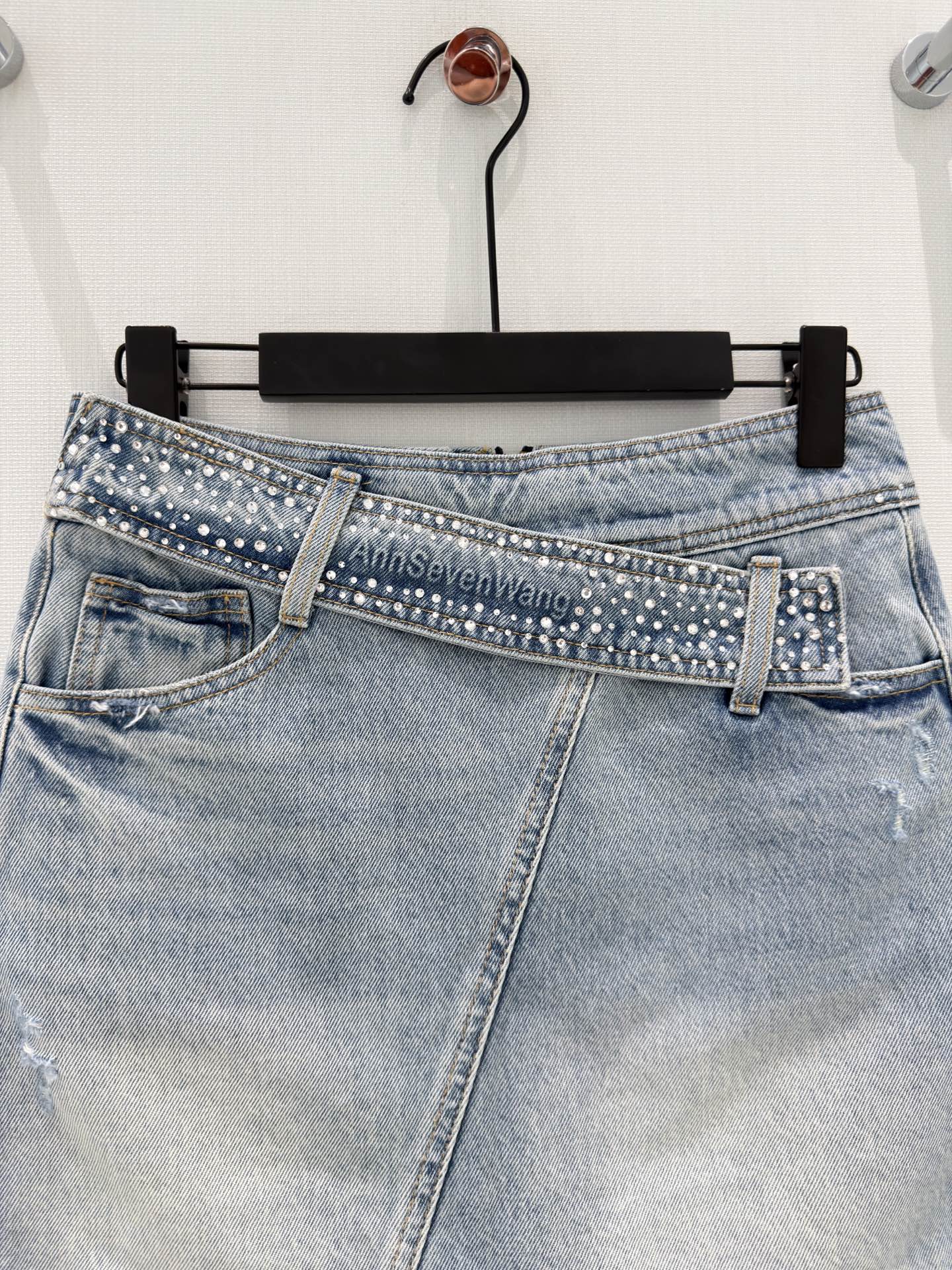 🛒𝐍𝐄𝐖 · 𝟐𝟎𝟐6/爆款现货原创 设计师｜26新款斜扣烫钻牛仔裤裙色系搭配非常好看，瘦身设计，版型上