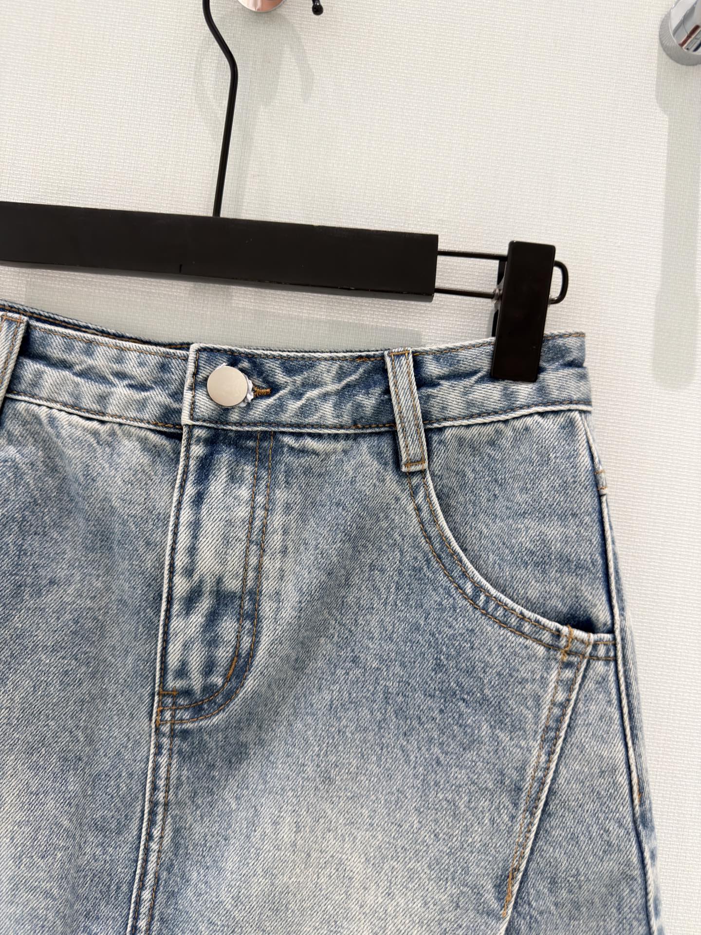 🛒𝐍𝐄𝐖 · 𝟐𝟎𝟐6/爆款现货原创 设计师｜26新款花边牛仔裤裙色系搭配非常好看，瘦身设计，版型上身巨