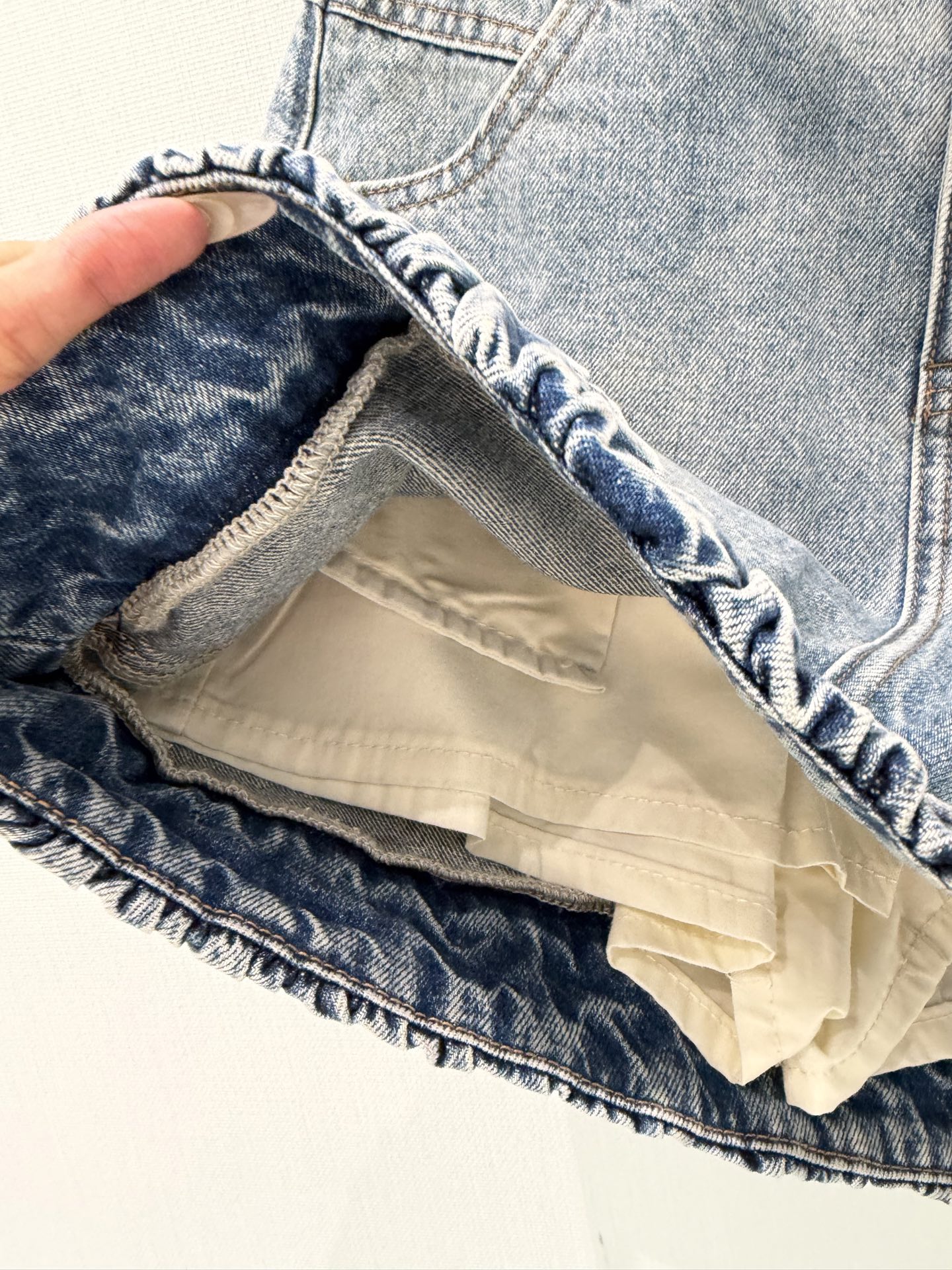 🛒𝐍𝐄𝐖 · 𝟐𝟎𝟐6/爆款现货原创 设计师｜26新款花边牛仔裤裙色系搭配非常好看，瘦身设计，版型上身巨