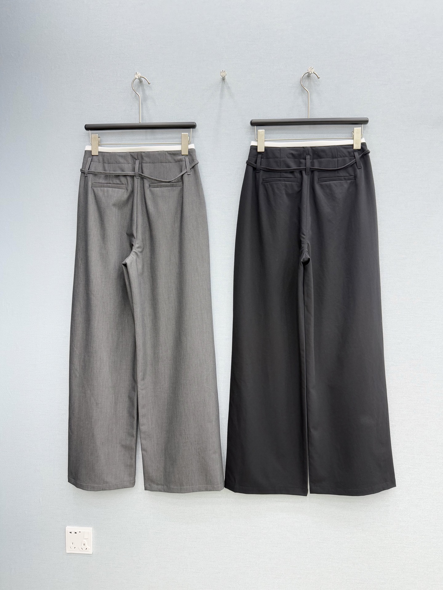 🛒𝐍𝐄𝐖 · 𝟐𝟎𝟐6/爆款现货【春夏上新】原创 ｜26新款休闲西裤撞色贴标 颜色百搭高级 慵懒随意大女