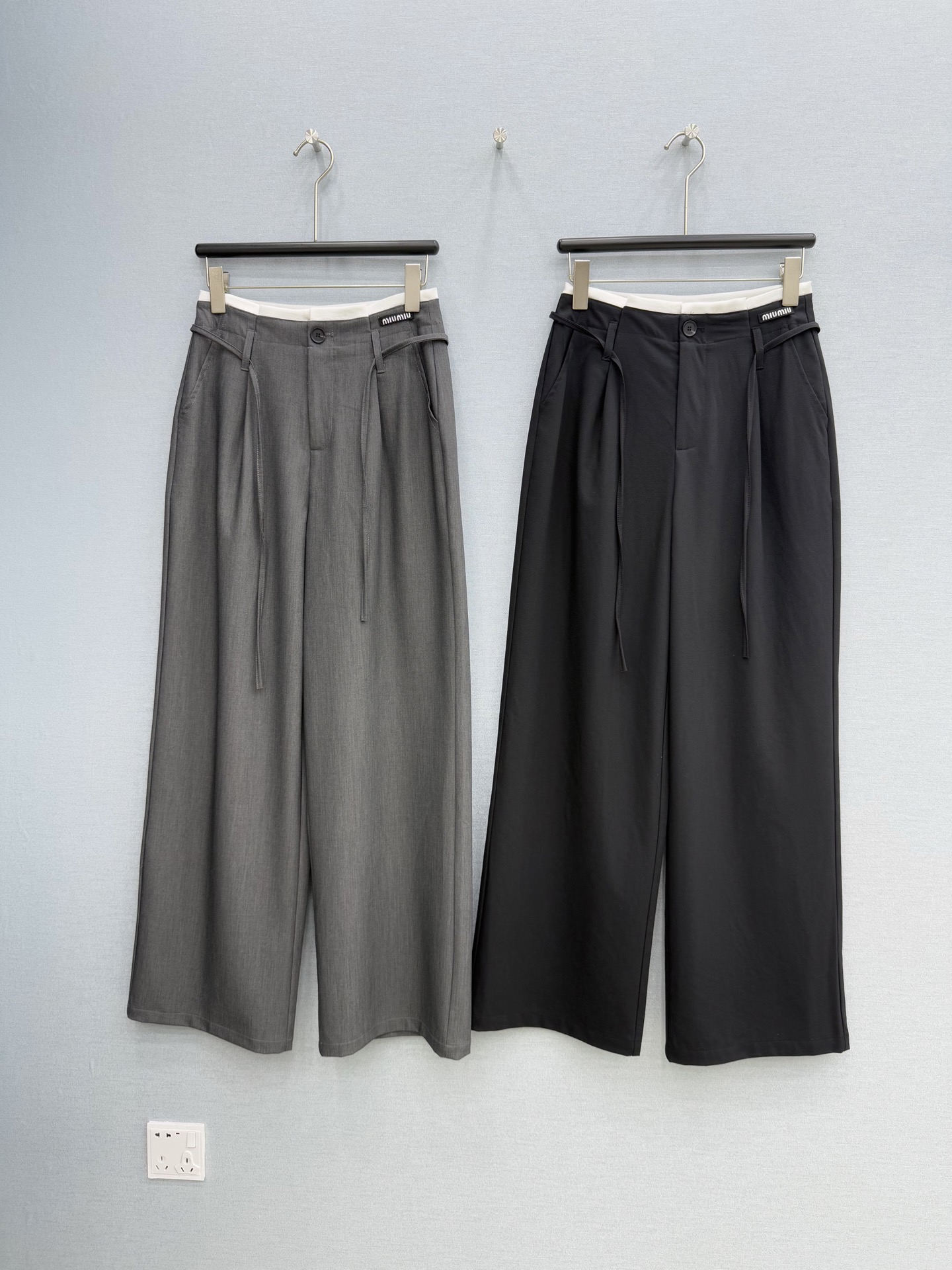 🛒𝐍𝐄𝐖 · 𝟐𝟎𝟐6/爆款现货【春夏上新】原创 ｜26新款休闲西裤撞色贴标 颜色百搭高级 慵懒随意大女