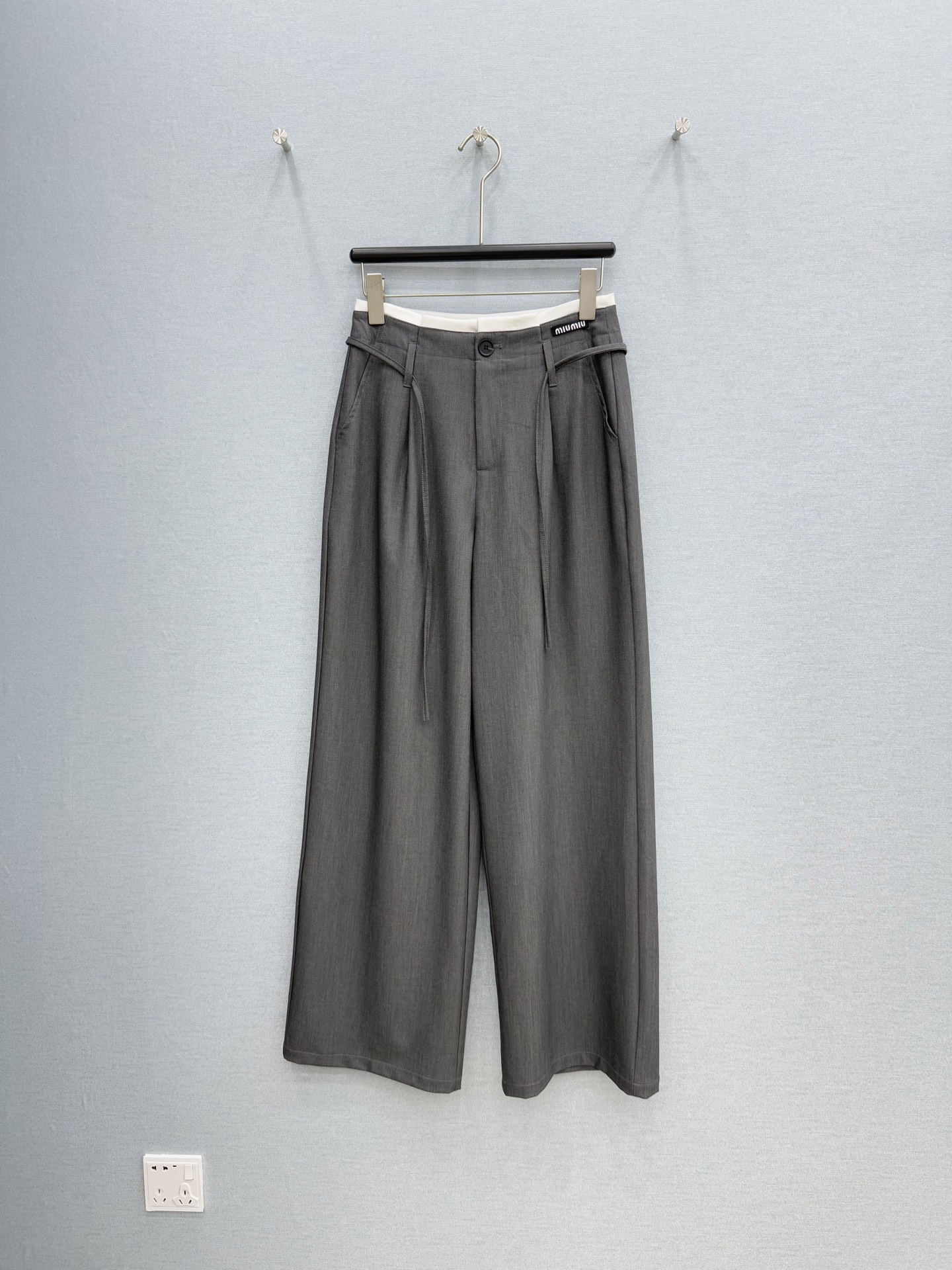 🛒𝐍𝐄𝐖 · 𝟐𝟎𝟐6/爆款现货【春夏上新】原创 ｜26新款休闲西裤撞色贴标 颜色百搭高级 慵懒随意大女