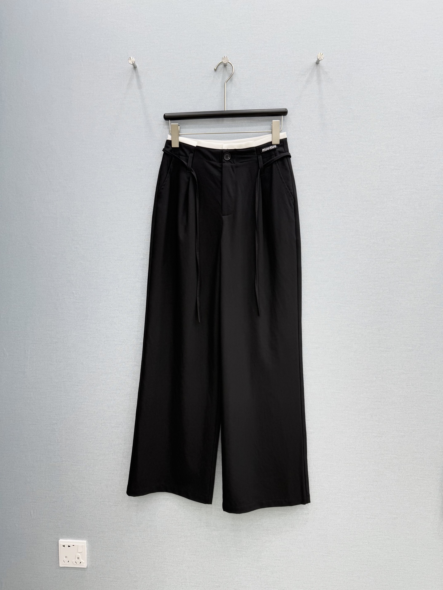 🛒𝐍𝐄𝐖 · 𝟐𝟎𝟐6/爆款现货【春夏上新】原创 ｜26新款休闲西裤撞色贴标 颜色百搭高级 慵懒随意大女