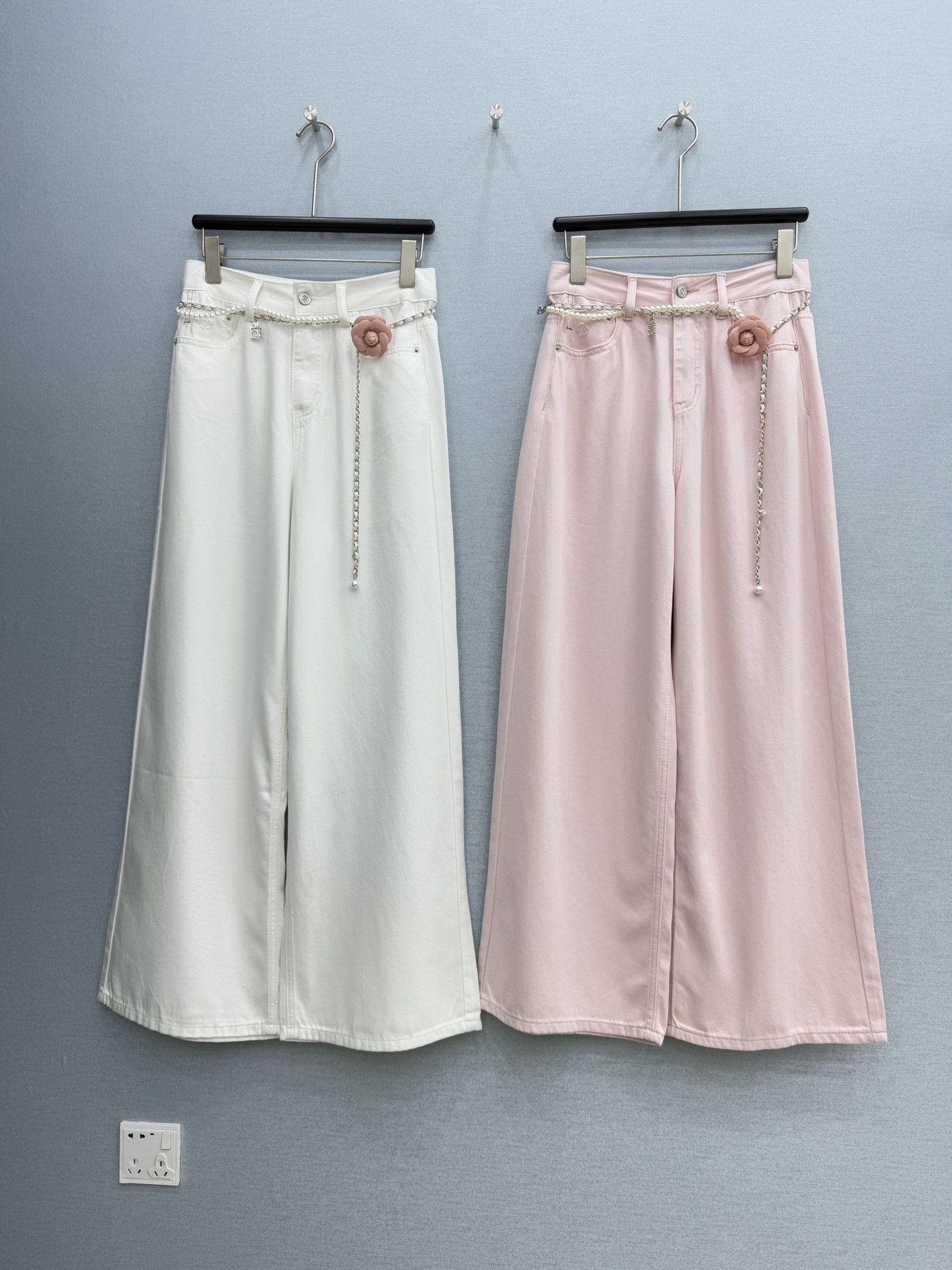 🛒𝐍𝐄𝐖 · 𝟐𝟎𝟐6/爆款现货原单品质 设计师｜26新款山茶花腰链天丝牛仔裤阔腿版型 包容性极好 视觉