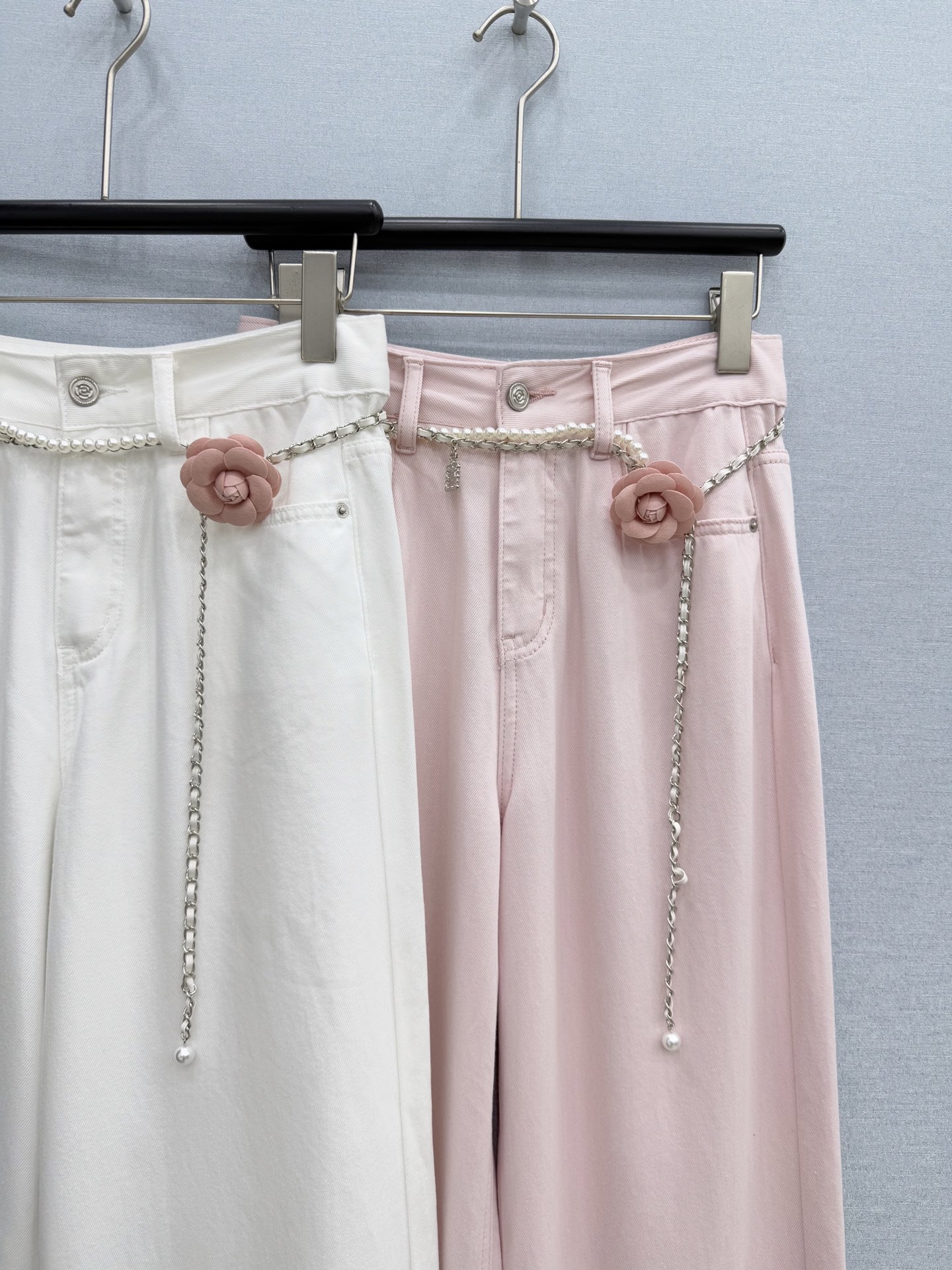 🛒𝐍𝐄𝐖 · 𝟐𝟎𝟐6/爆款现货原单品质 设计师｜26新款山茶花腰链天丝牛仔裤阔腿版型 包容性极好 视觉