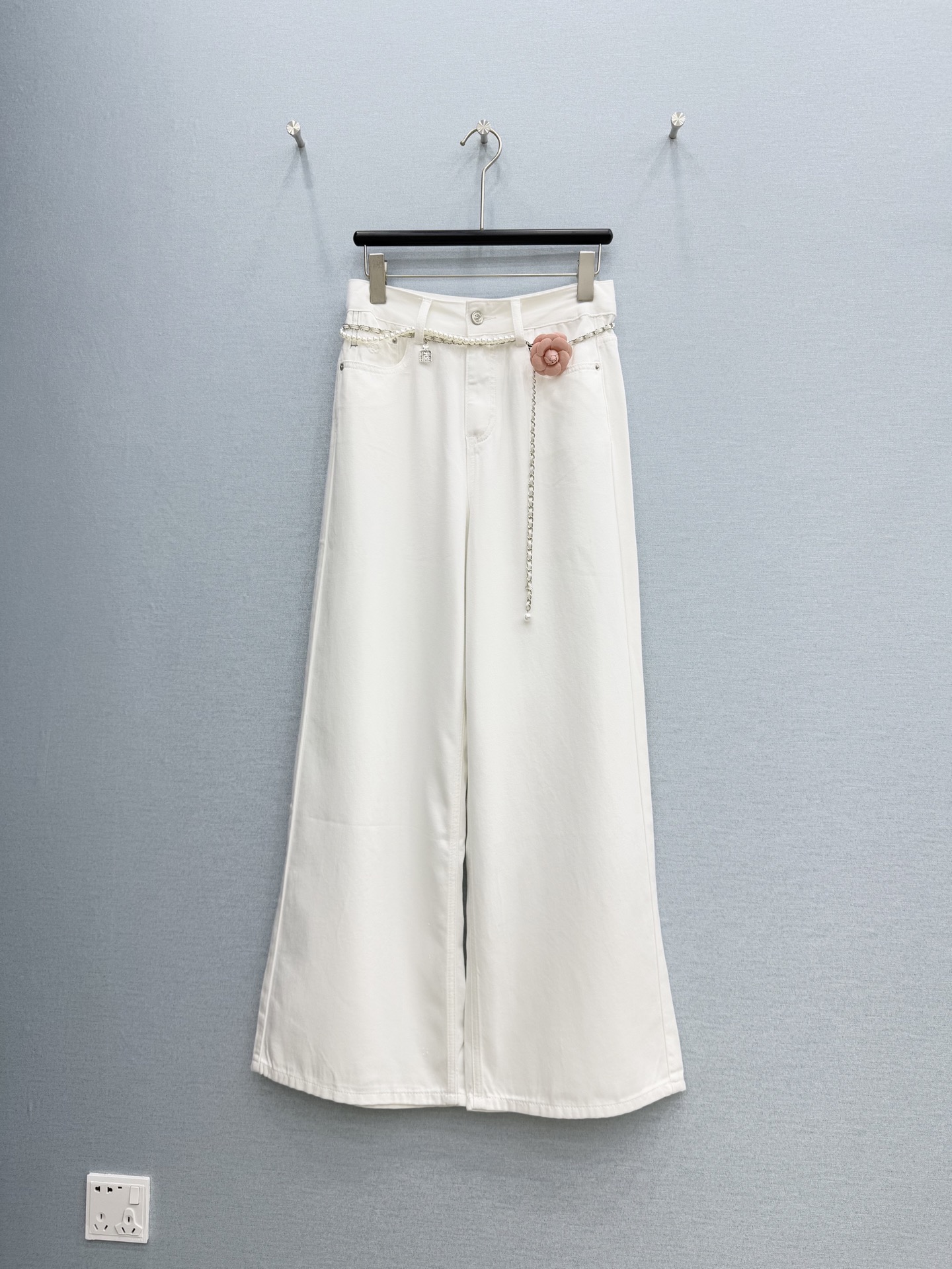 🛒𝐍𝐄𝐖 · 𝟐𝟎𝟐6/爆款现货原单品质 设计师｜26新款山茶花腰链天丝牛仔裤阔腿版型 包容性极好 视觉