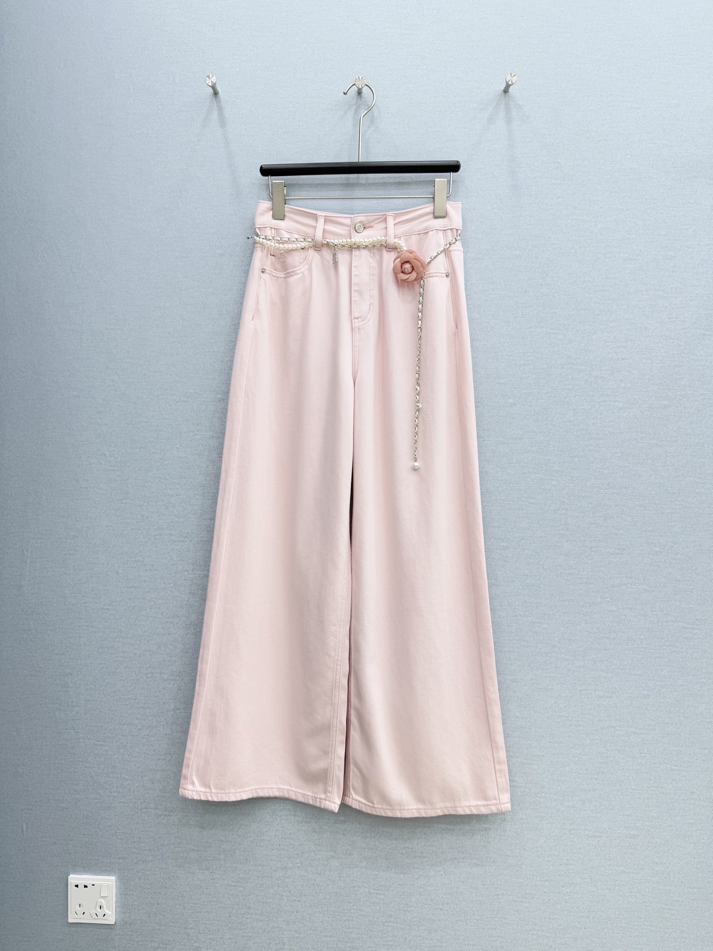 🛒𝐍𝐄𝐖 · 𝟐𝟎𝟐6/爆款现货原单品质 设计师｜26新款山茶花腰链天丝牛仔裤阔腿版型 包容性极好 视觉