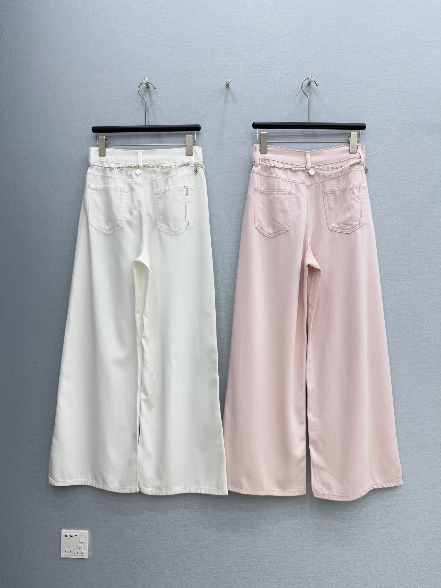 🛒𝐍𝐄𝐖 · 𝟐𝟎𝟐6/爆款现货原单品质 设计师｜26新款山茶花腰链天丝牛仔裤阔腿版型 包容性极好 视觉