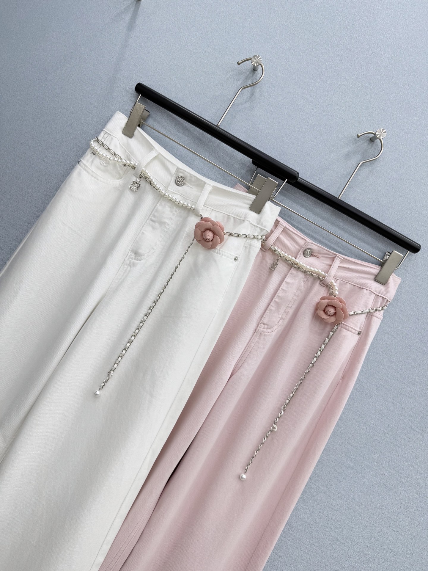 🛒𝐍𝐄𝐖 · 𝟐𝟎𝟐6/爆款现货原单品质 设计师｜26新款山茶花腰链天丝牛仔裤阔腿版型 包容性极好 视觉