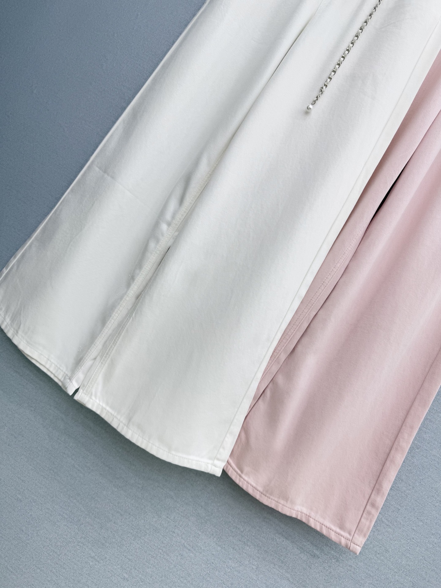 🛒𝐍𝐄𝐖 · 𝟐𝟎𝟐6/爆款现货原单品质 设计师｜26新款山茶花腰链天丝牛仔裤阔腿版型 包容性极好 视觉