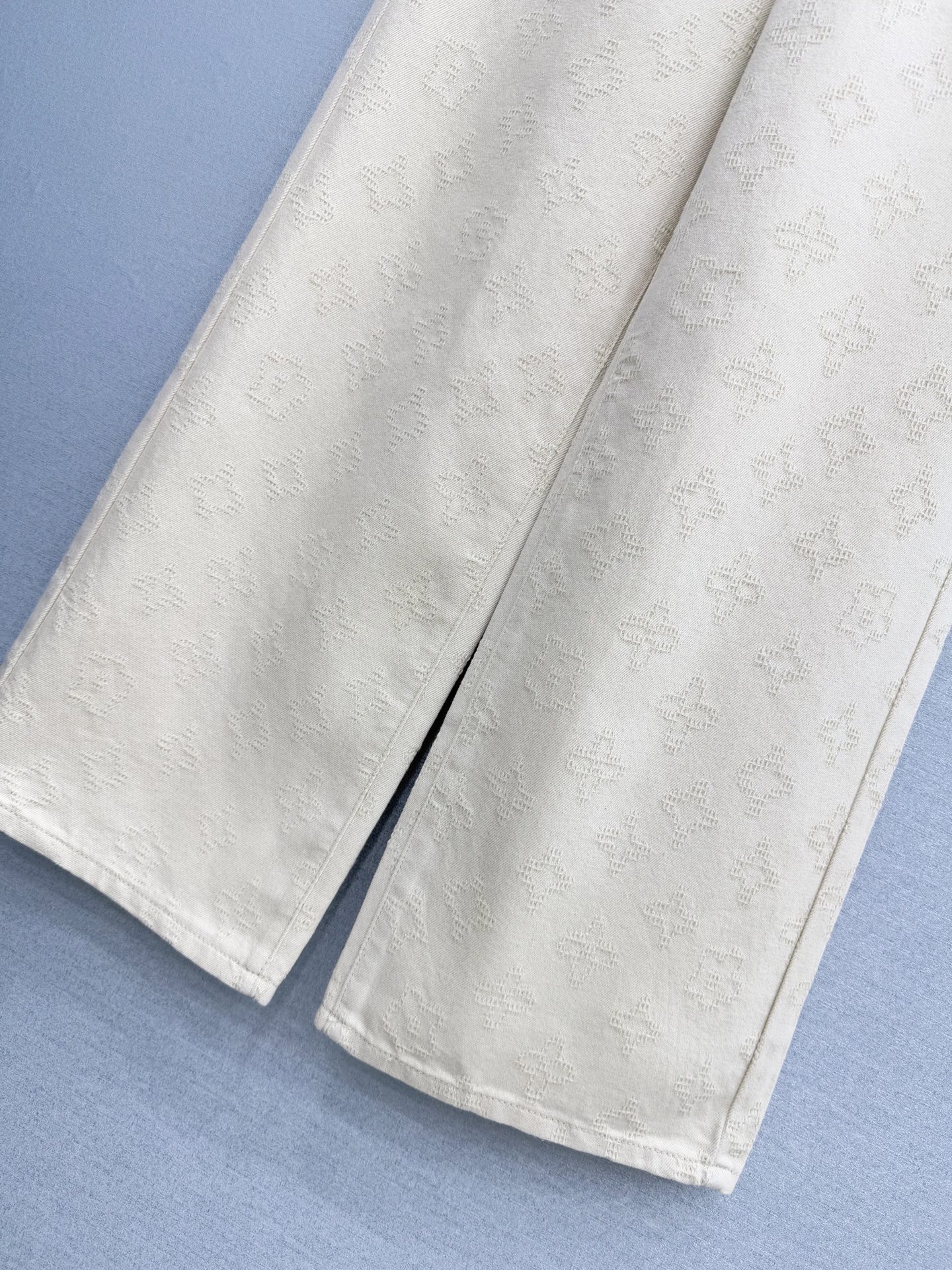 🛒𝐍𝐄𝐖 · 𝟐𝟎𝟐6/爆款现货【原单品质】Lou* V｜订制老花提花直筒牛仔裤采用高端定制面料，牛仔穿