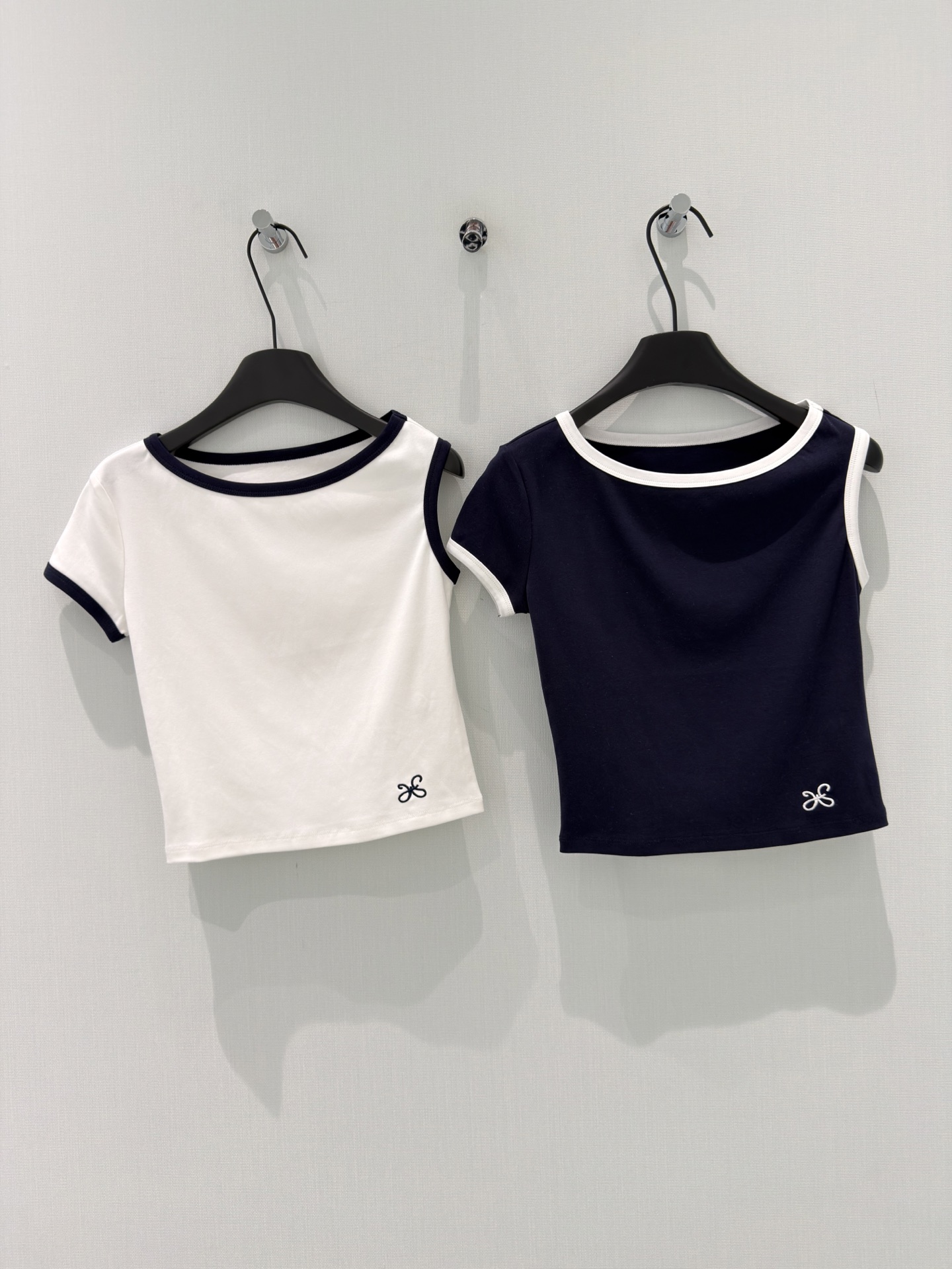 🛒𝐍𝐄𝐖 · 𝟐𝟎𝟐6/爆款现货【春夏上新】 设计师小众｜2026新款刺绣短袖T恤棉质面料，百搭版型 ，