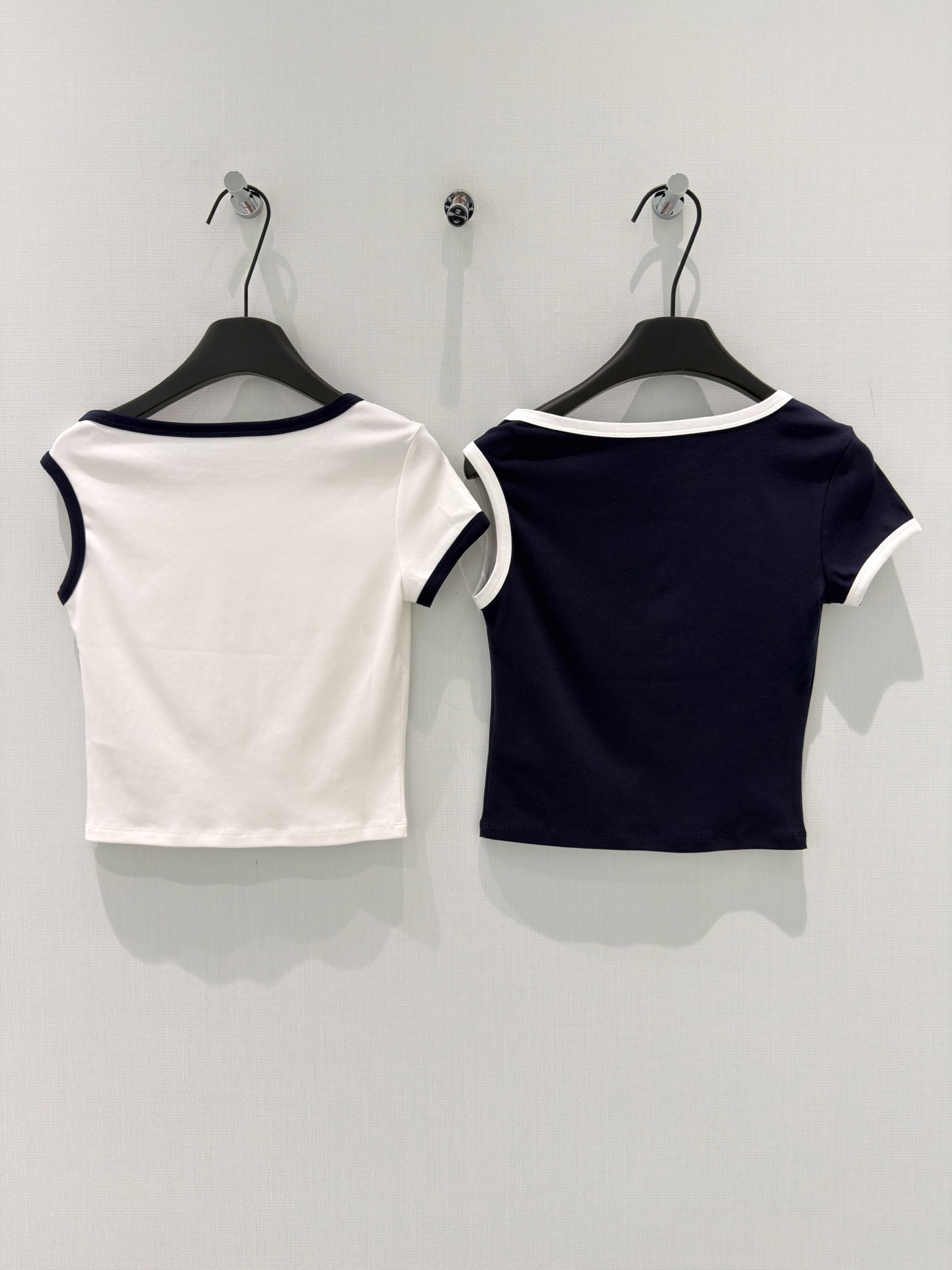 🛒𝐍𝐄𝐖 · 𝟐𝟎𝟐6/爆款现货【春夏上新】 设计师小众｜2026新款刺绣短袖T恤棉质面料，百搭版型 ，