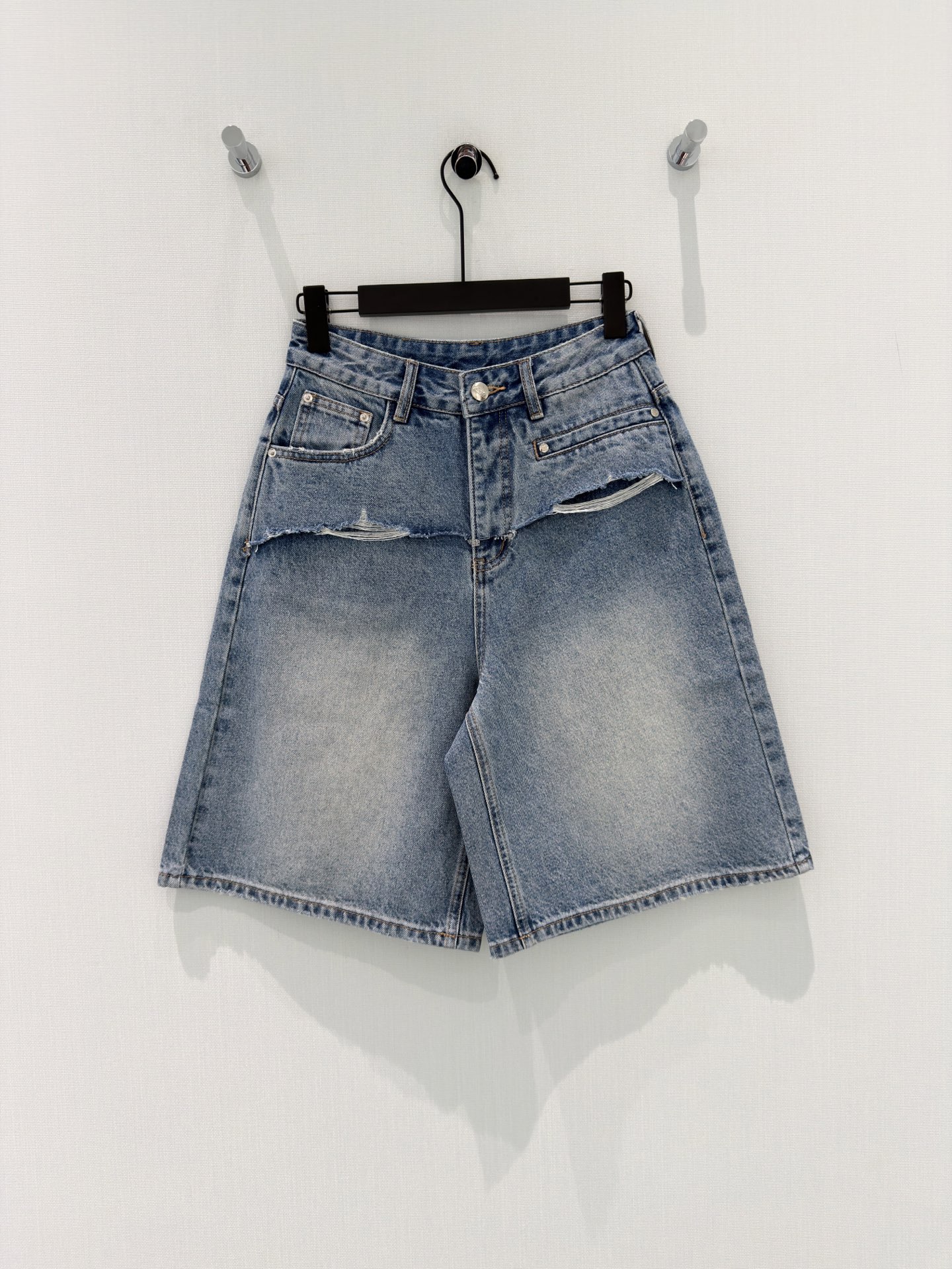 🛒𝐍𝐄𝐖 · 𝟐𝟎𝟐6/爆款现货设计师 原创｜错层贴牌牛仔中裤 闭眼入的单品 随便一搭都气质感爆棚 订制