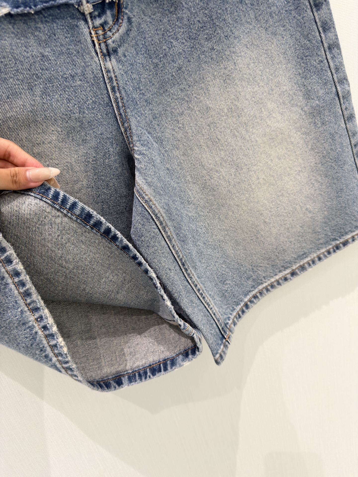 🛒𝐍𝐄𝐖 · 𝟐𝟎𝟐6/爆款现货设计师 原创｜错层贴牌牛仔中裤 闭眼入的单品 随便一搭都气质感爆棚 订制