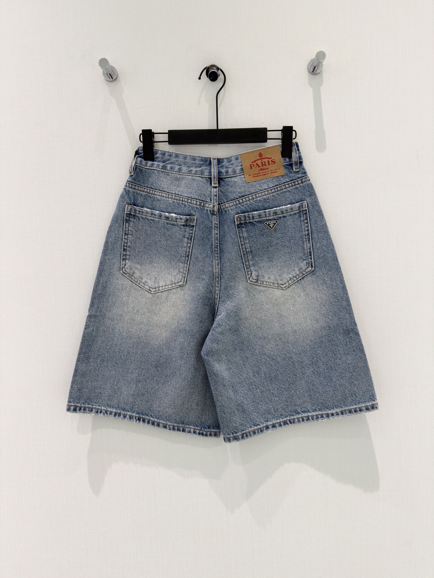 🛒𝐍𝐄𝐖 · 𝟐𝟎𝟐6/爆款现货设计师 原创｜错层贴牌牛仔中裤 闭眼入的单品 随便一搭都气质感爆棚 订制