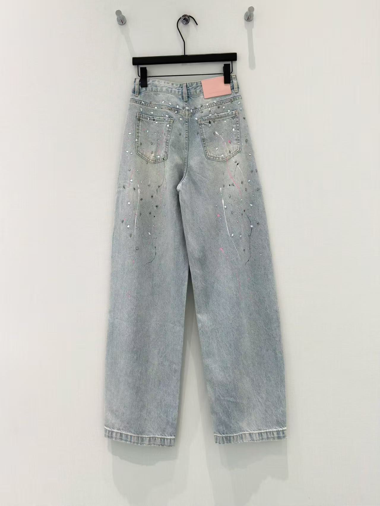 🛒𝐍𝐄𝐖 · 𝟐𝟎𝟐6/爆款现货原创 设计师｜ 涂鸦烫钻镰刀牛仔裤采用高端定制面料，牛仔穿起来非常舒适，