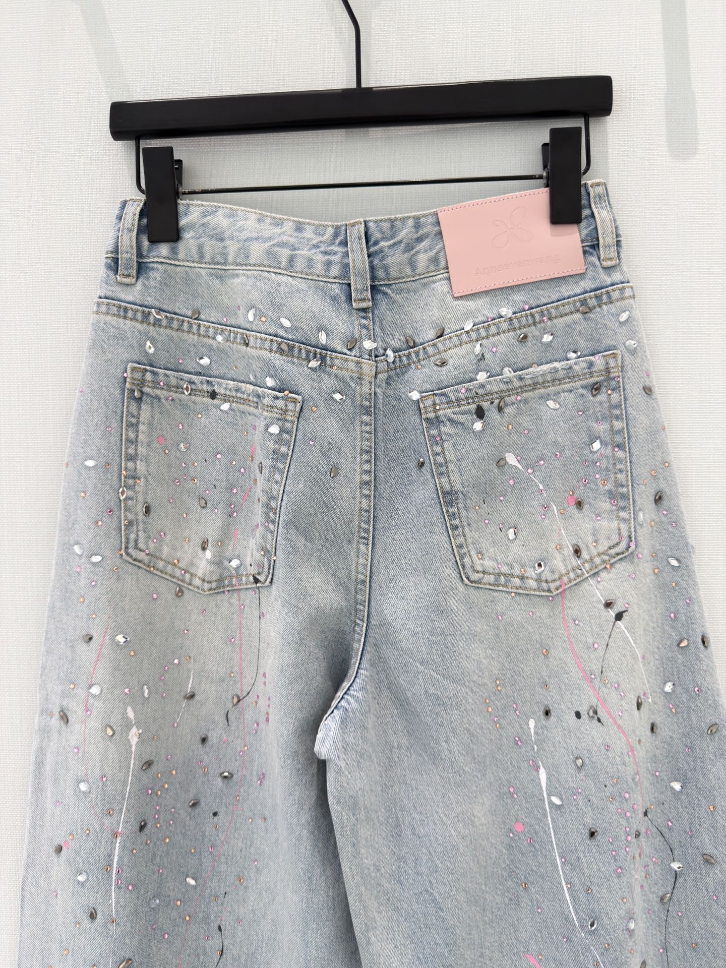 🛒𝐍𝐄𝐖 · 𝟐𝟎𝟐6/爆款现货原创 设计师｜ 涂鸦烫钻镰刀牛仔裤采用高端定制面料，牛仔穿起来非常舒适，