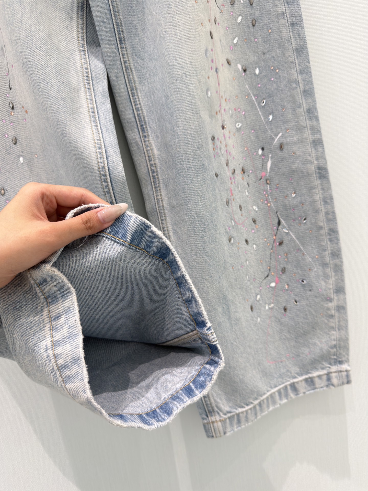 🛒𝐍𝐄𝐖 · 𝟐𝟎𝟐6/爆款现货原创 设计师｜ 涂鸦烫钻镰刀牛仔裤采用高端定制面料，牛仔穿起来非常舒适，