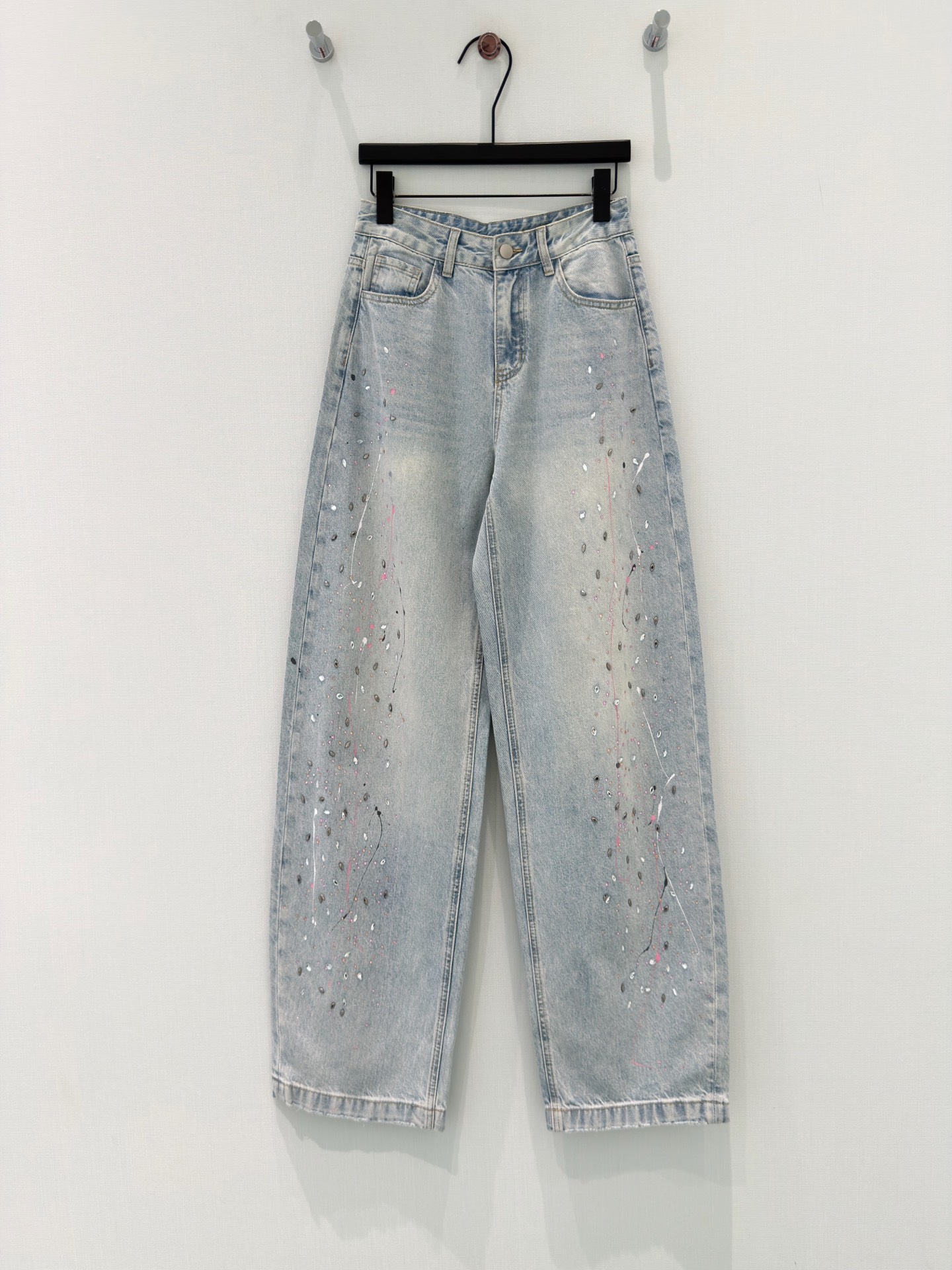 🛒𝐍𝐄𝐖 · 𝟐𝟎𝟐6/爆款现货原创 设计师｜ 涂鸦烫钻镰刀牛仔裤采用高端定制面料，牛仔穿起来非常舒适，