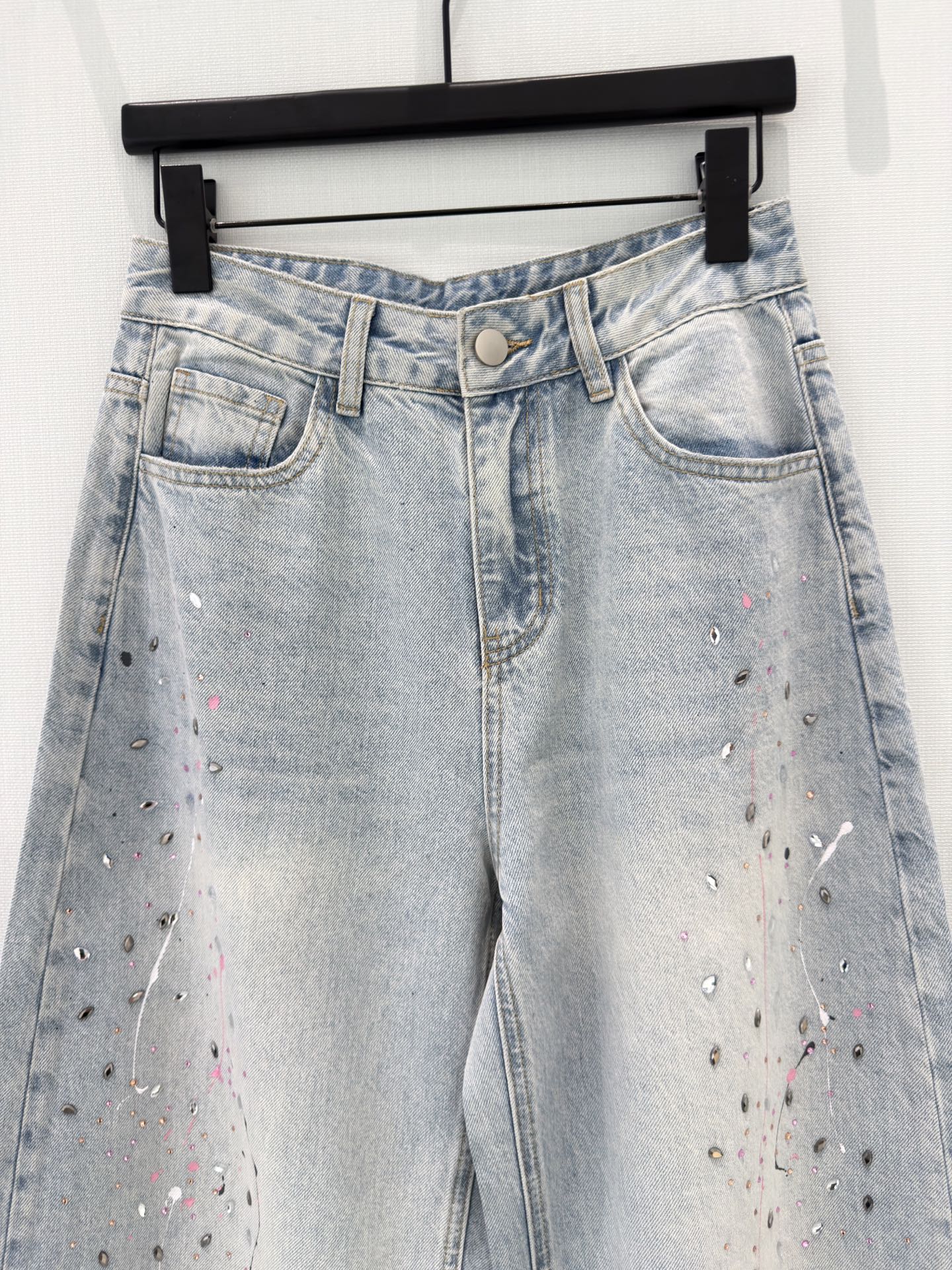 🛒𝐍𝐄𝐖 · 𝟐𝟎𝟐6/爆款现货原创 设计师｜ 涂鸦烫钻镰刀牛仔裤采用高端定制面料，牛仔穿起来非常舒适，