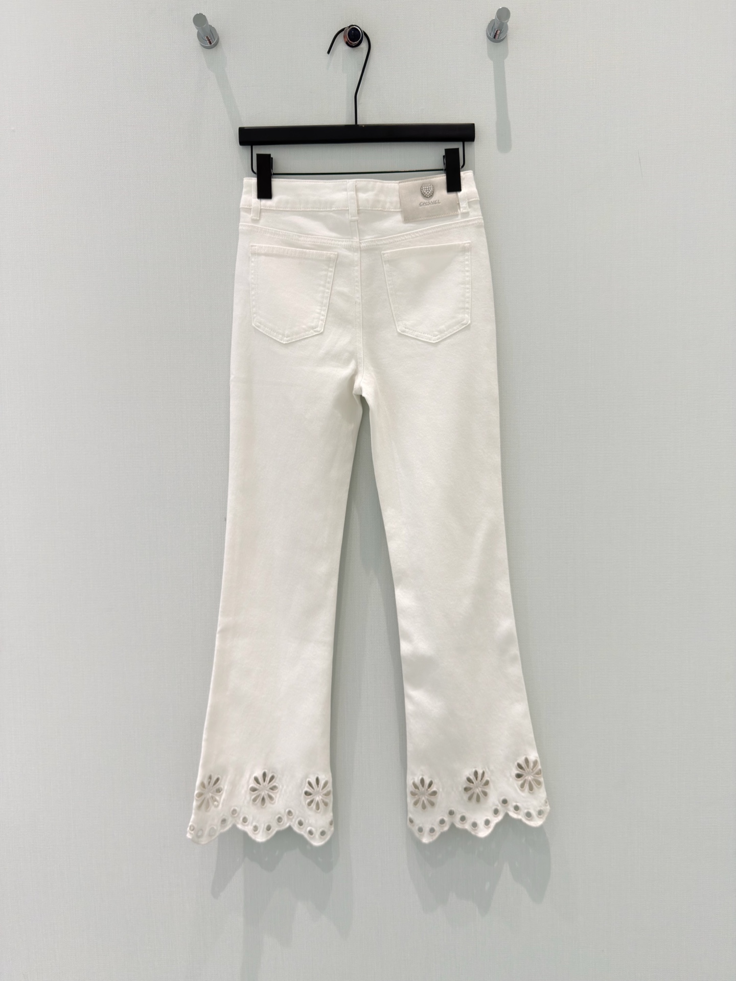 🛒𝐍𝐄𝐖 · 𝟐𝟎𝟐6/爆款现货设计师 原创｜小微喇水溶刺绣牛仔裤采用高端定制面料，牛仔穿起来非常舒适，