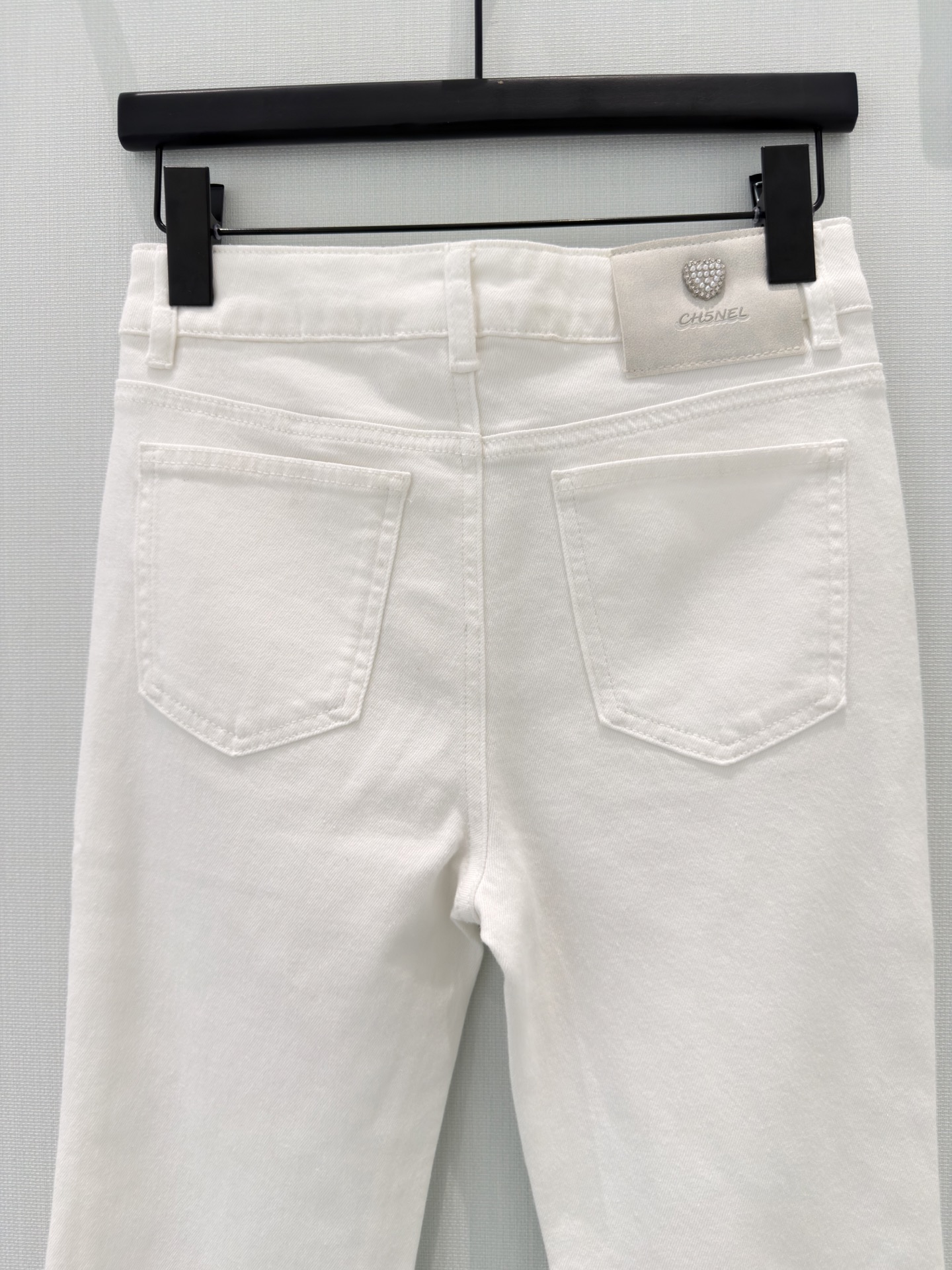 🛒𝐍𝐄𝐖 · 𝟐𝟎𝟐6/爆款现货设计师 原创｜小微喇水溶刺绣牛仔裤采用高端定制面料，牛仔穿起来非常舒适，