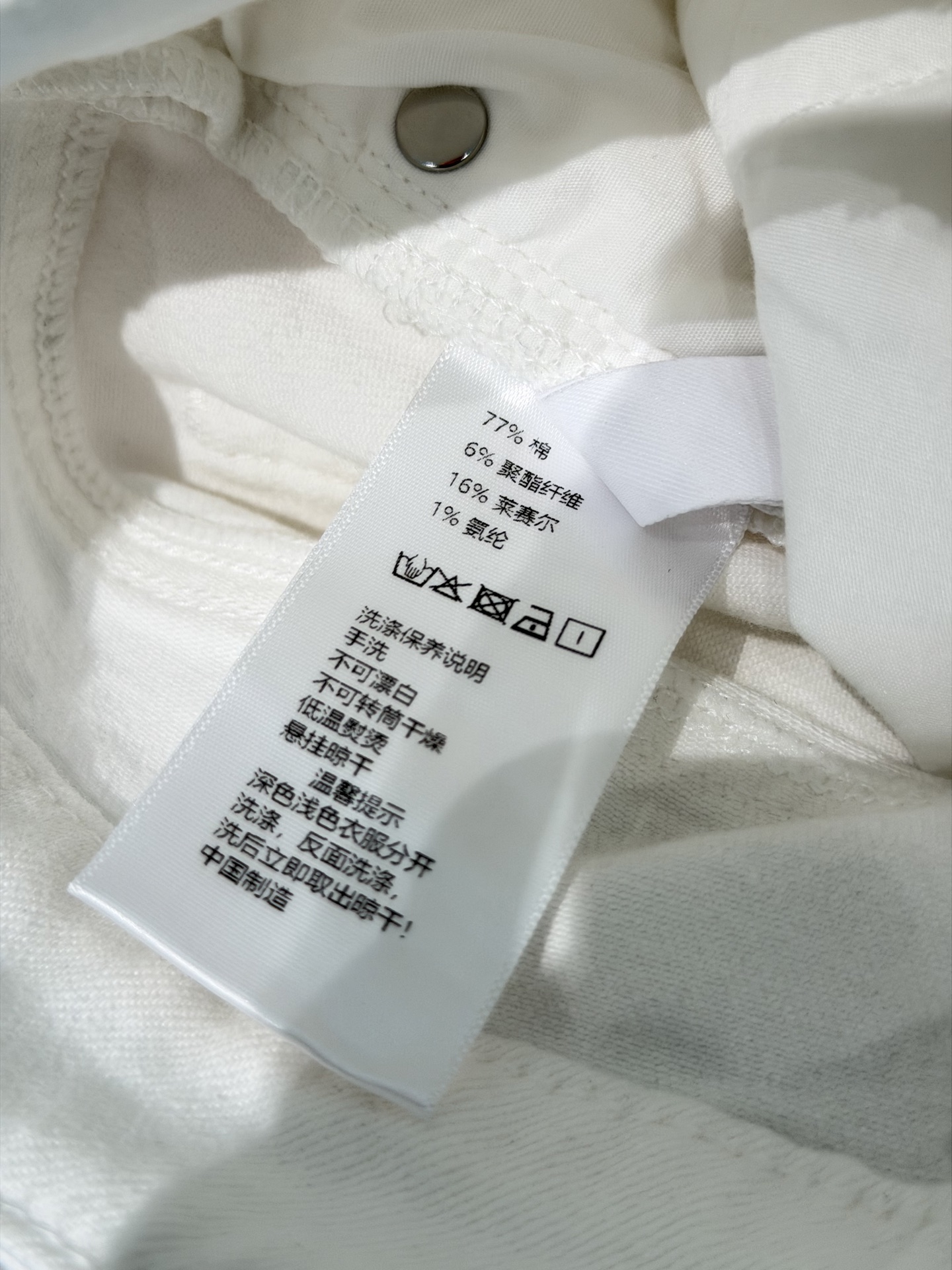 🛒𝐍𝐄𝐖 · 𝟐𝟎𝟐6/爆款现货设计师 原创｜小微喇水溶刺绣牛仔裤采用高端定制面料，牛仔穿起来非常舒适，