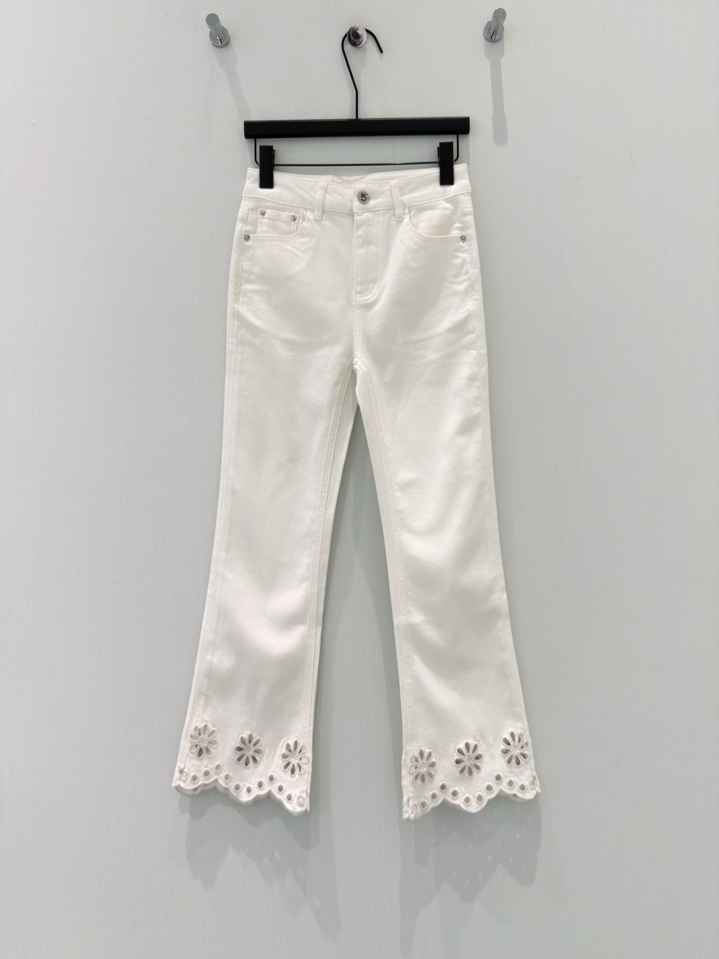 🛒𝐍𝐄𝐖 · 𝟐𝟎𝟐6/爆款现货设计师 原创｜小微喇水溶刺绣牛仔裤采用高端定制面料，牛仔穿起来非常舒适，