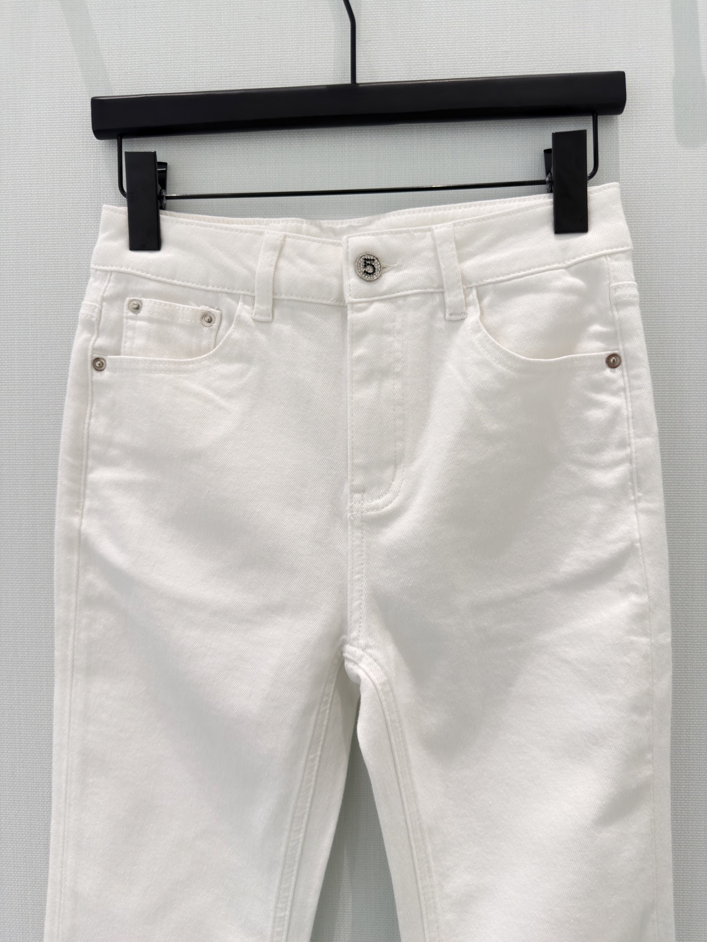 🛒𝐍𝐄𝐖 · 𝟐𝟎𝟐6/爆款现货设计师 原创｜小微喇水溶刺绣牛仔裤采用高端定制面料，牛仔穿起来非常舒适，