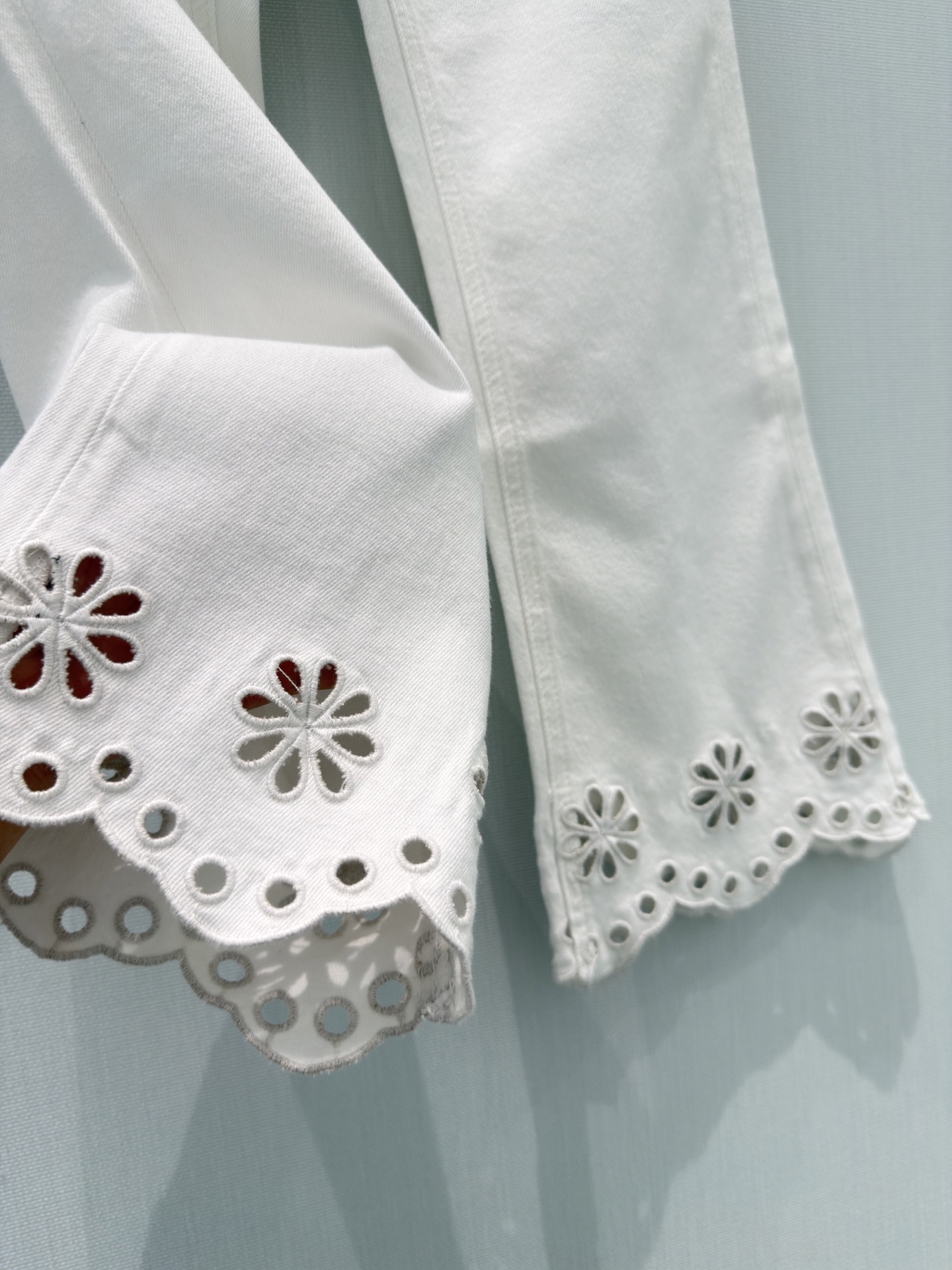 🛒𝐍𝐄𝐖 · 𝟐𝟎𝟐6/爆款现货设计师 原创｜小微喇水溶刺绣牛仔裤采用高端定制面料，牛仔穿起来非常舒适，