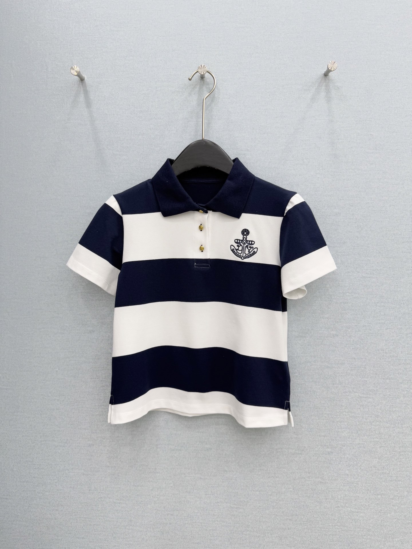 🛒𝐍𝐄𝐖 · 𝟐𝟎𝟐6/爆款现货【春夏上新】 Lou*｜2026新款刺绣T恤高订面料，小短版型 ，上身的